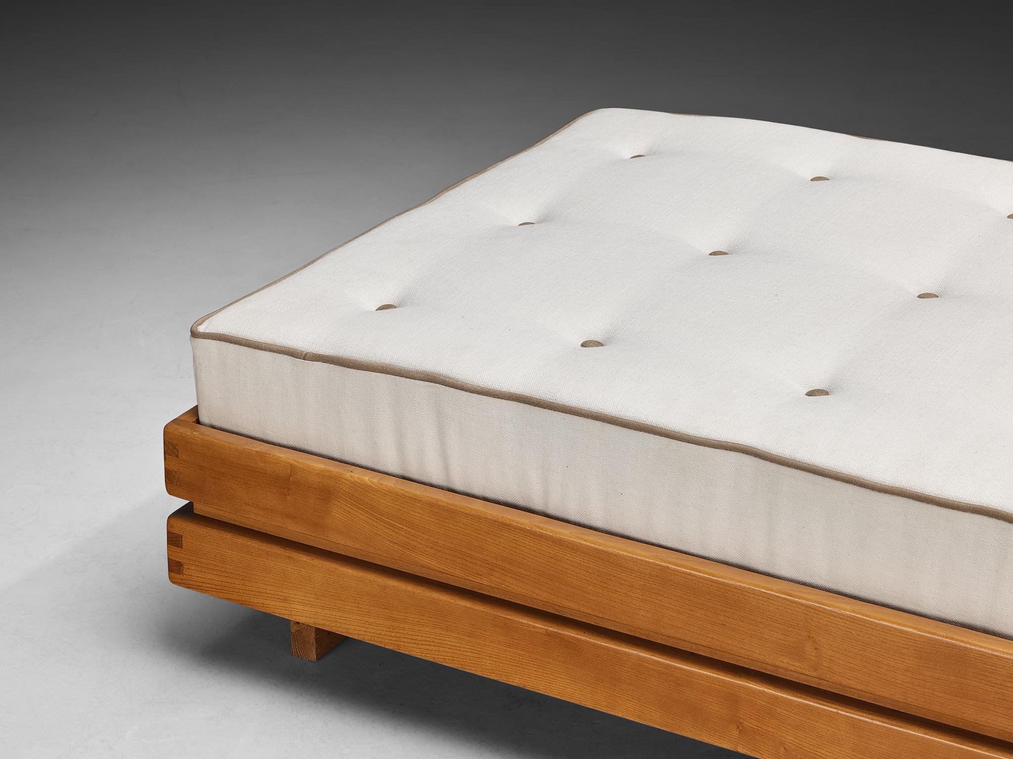 Mid-Century Modern Maison Regain Daybed in Solid Elm (lit de jour en orme massif) en vente