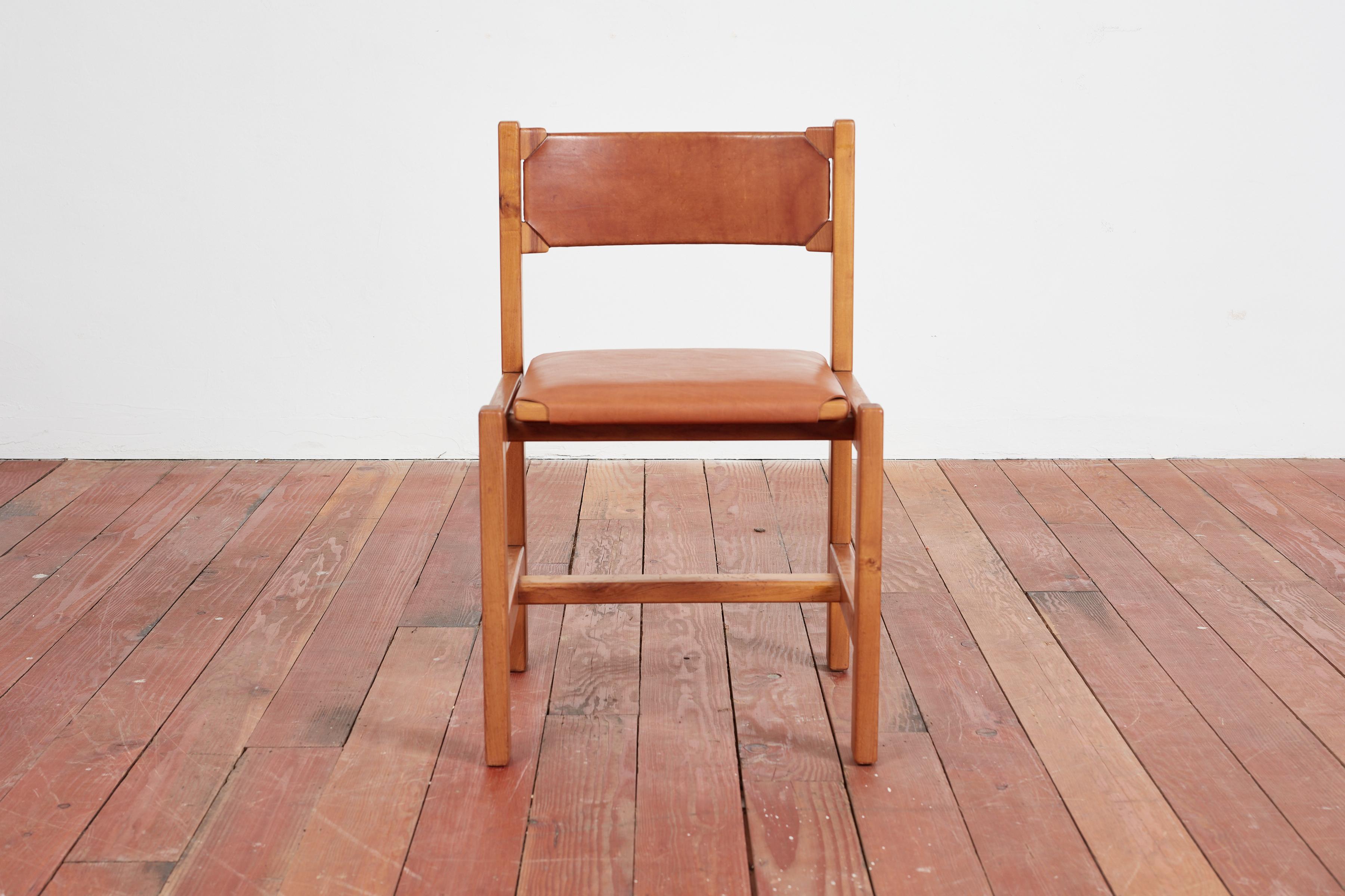 Maison Regain Esszimmerstühle - 4er-Set (Mitte des 20. Jahrhunderts) im Angebot