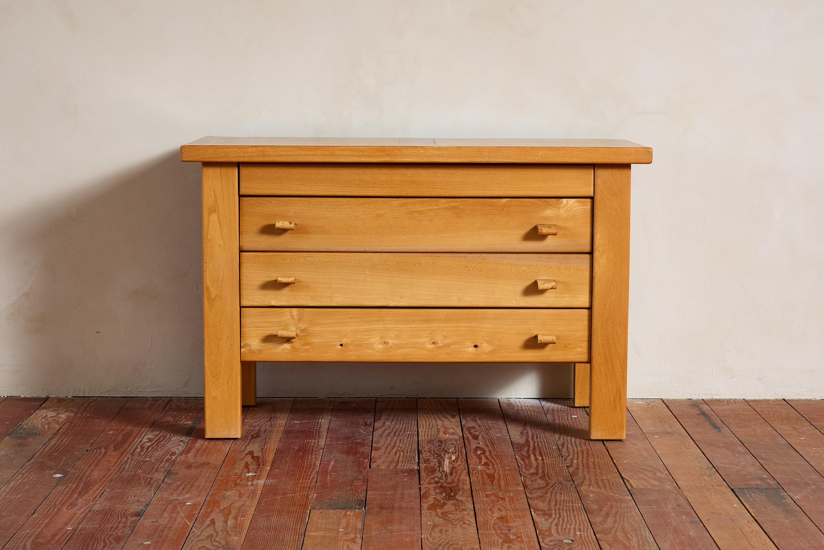 Cassettiera Maison Regain con struttura in olmo massiccio nello stile di Pierre Chapo - con tiretti in pelle.

Splendida lavorazione artigianale con legno di olmo grezzo naturale. 

È disponibile un modello simile, che può essere colorato per