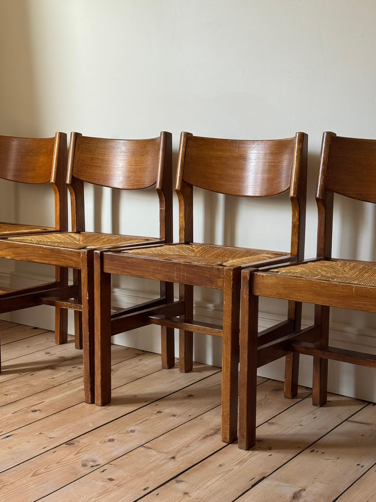 Maison Regain Elm Dining Chairs, France c. 1960s (Mitte des 20. Jahrhunderts) im Angebot