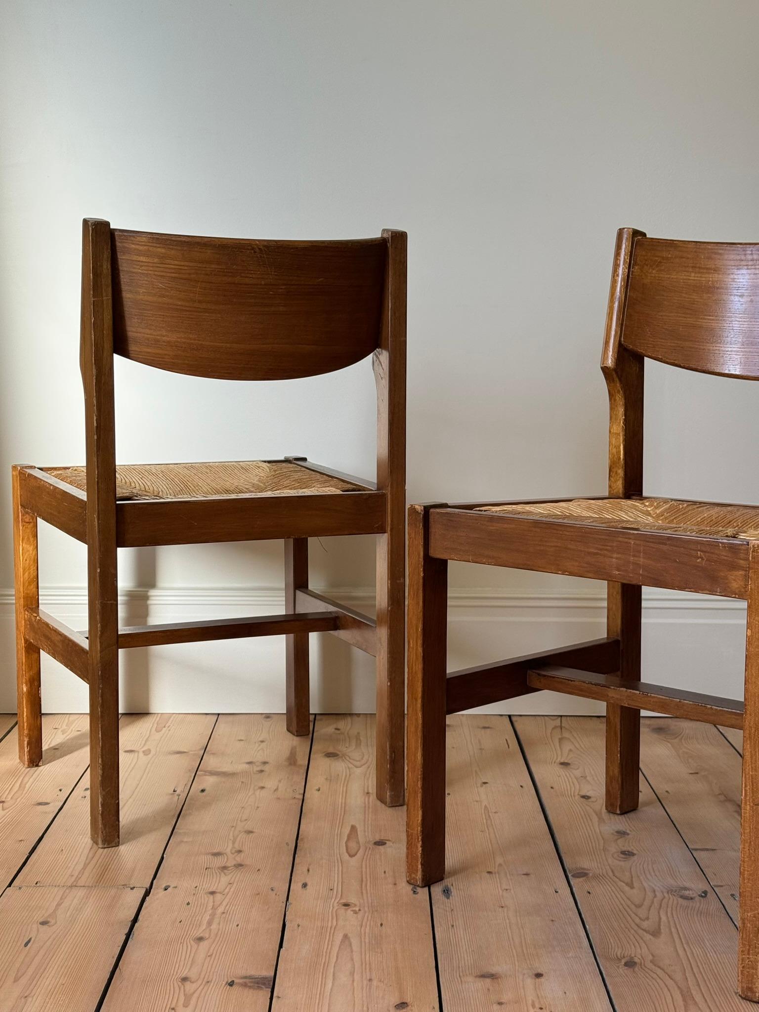 Maison Regain Elm Dining Chairs, France c. 1960s (Stroh) im Angebot