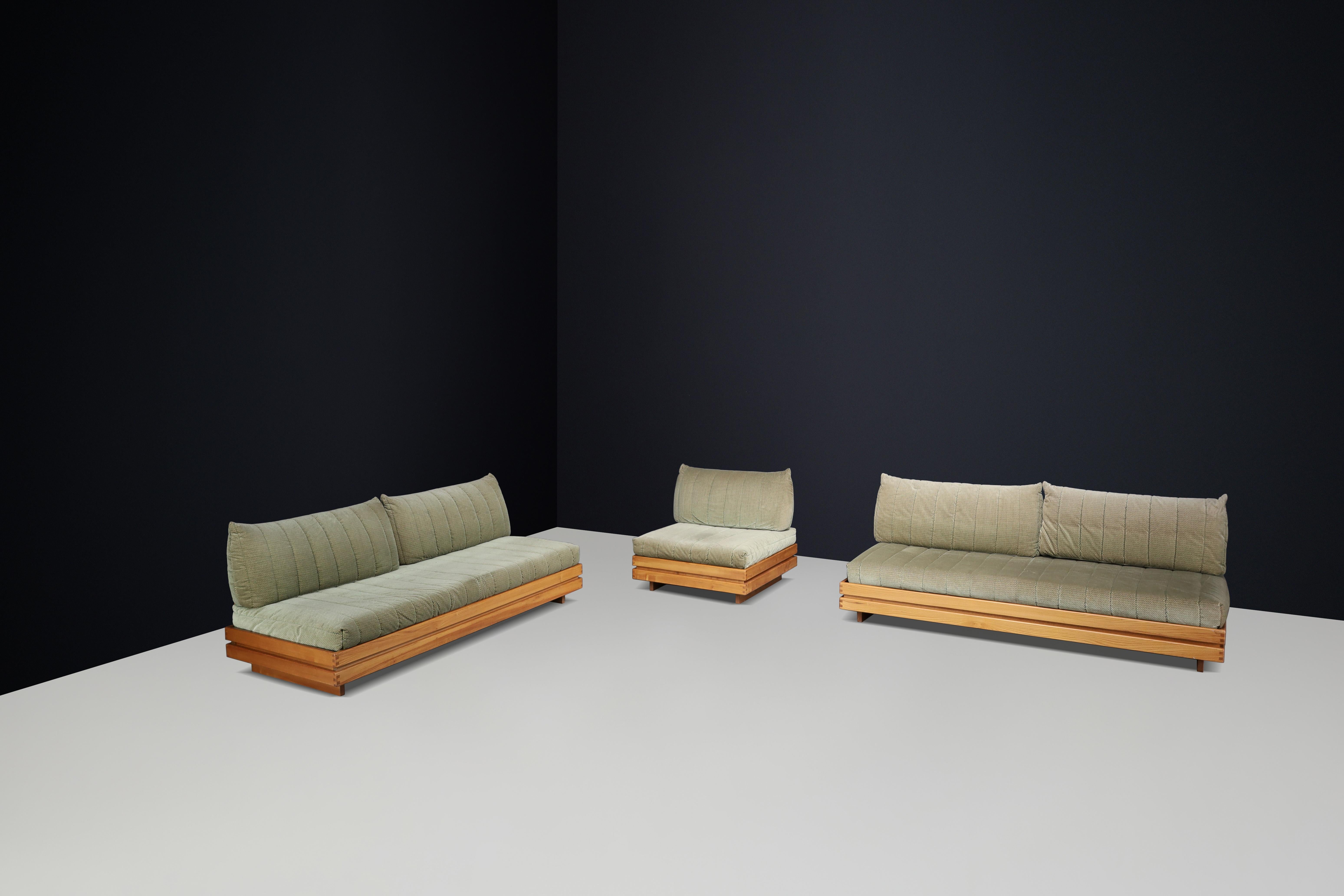 Maison Regain Elm living room set upholstered in original olive green fabric For Sale 10