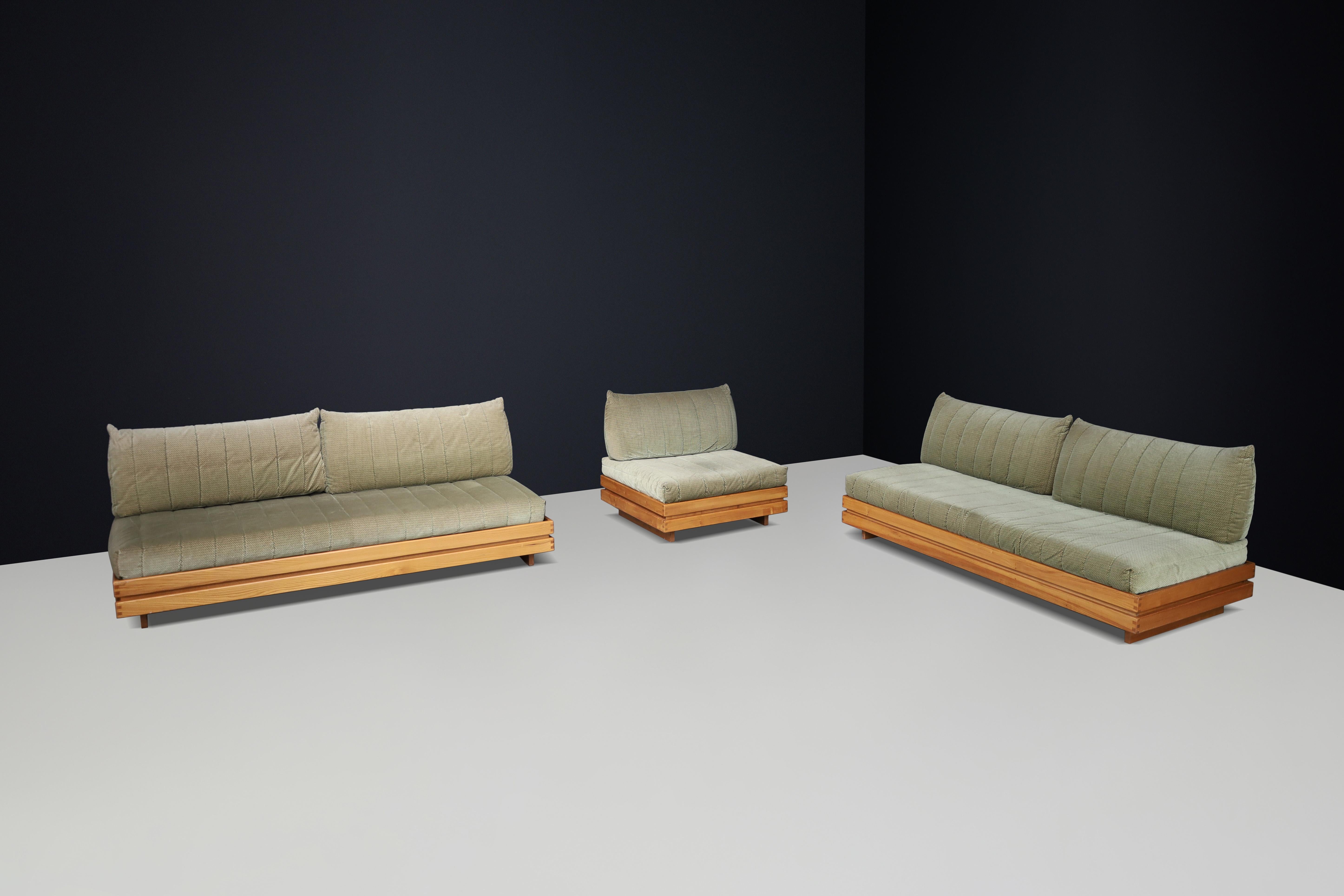 Maison Regain Elm living room set upholstered in original olive green fabric, France, 1970s.

Enhance your living space with the exquisite Maison Regain living room set from 1970s France. This spacious and striking set elegantly combines comfort and