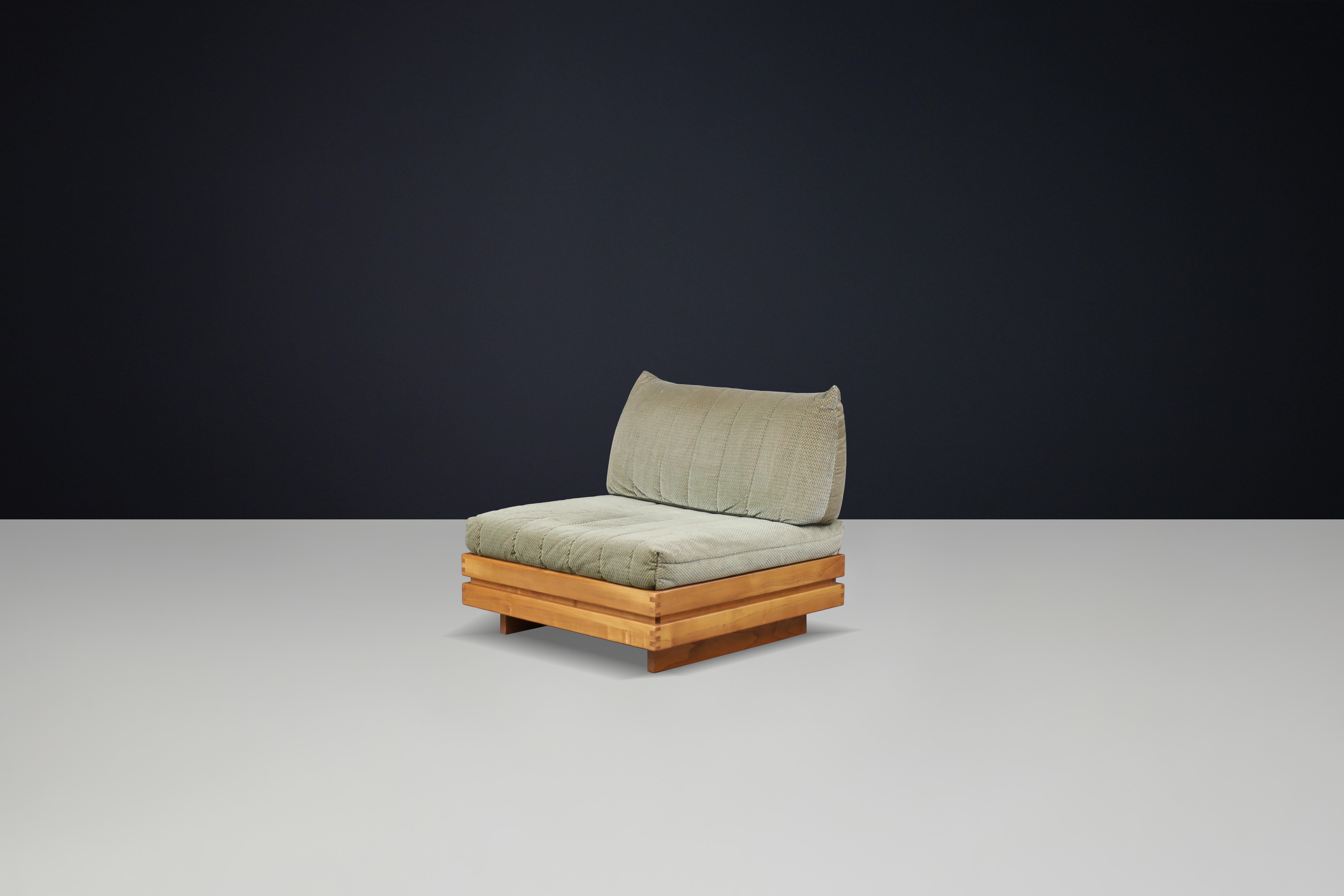 Maison Regain Elm living room set upholstered in original olive green fabric In Good Condition For Sale In Almelo, NL