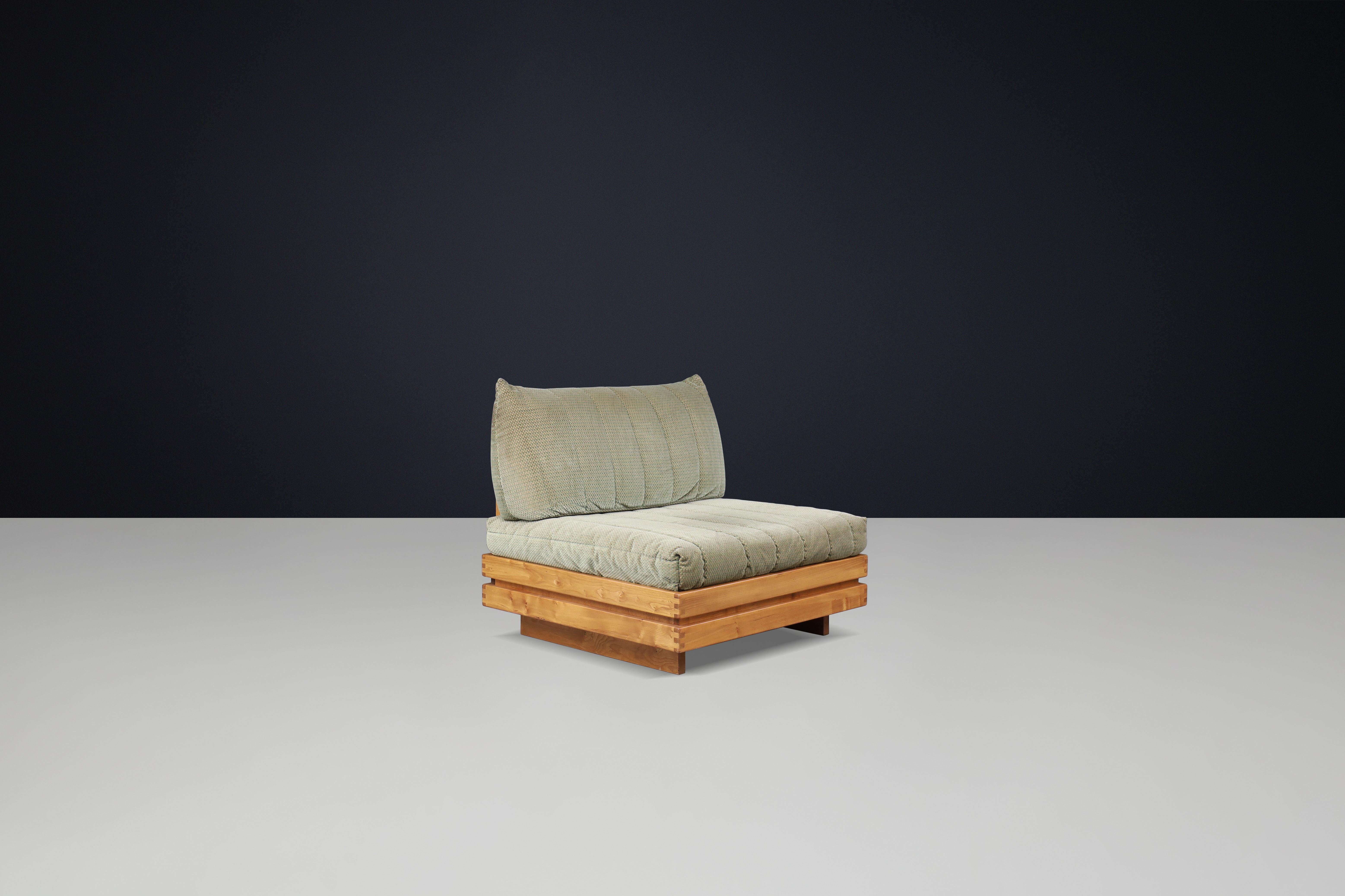 Upholstery Maison Regain Elm living room set upholstered in original olive green fabric For Sale