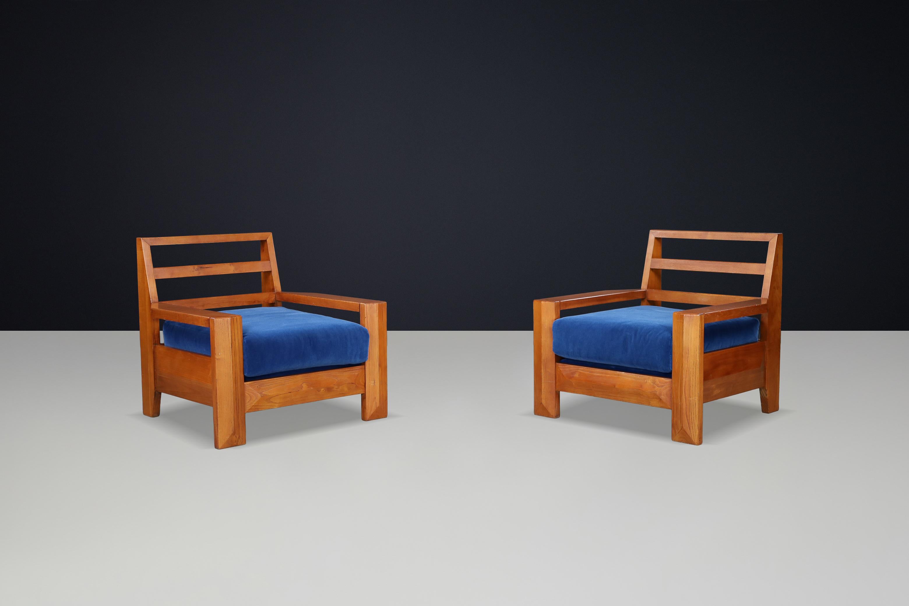 Maison Regain Loungesessel aus Ulme mit blauem Samtsitz, Frankreich, 1970er Jahre


Dieses Paar Loungesessel von Maison Regain, Frankreich, 1970er Jahre, ist ein Beispiel für die skulpturale Kraft und die minimalistische Designsprache dieser Zeit.