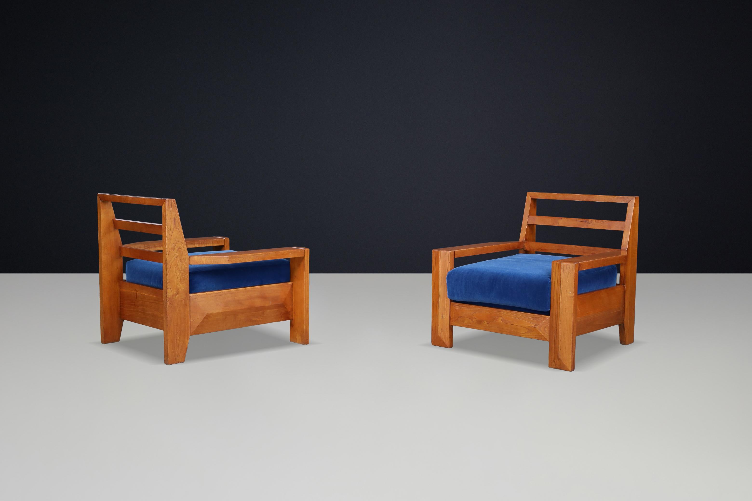 Maison Regain Loungesessel aus Ulme mit blauem Samtsitz, Frankreich, 1970er Jahre (Französisch) im Angebot