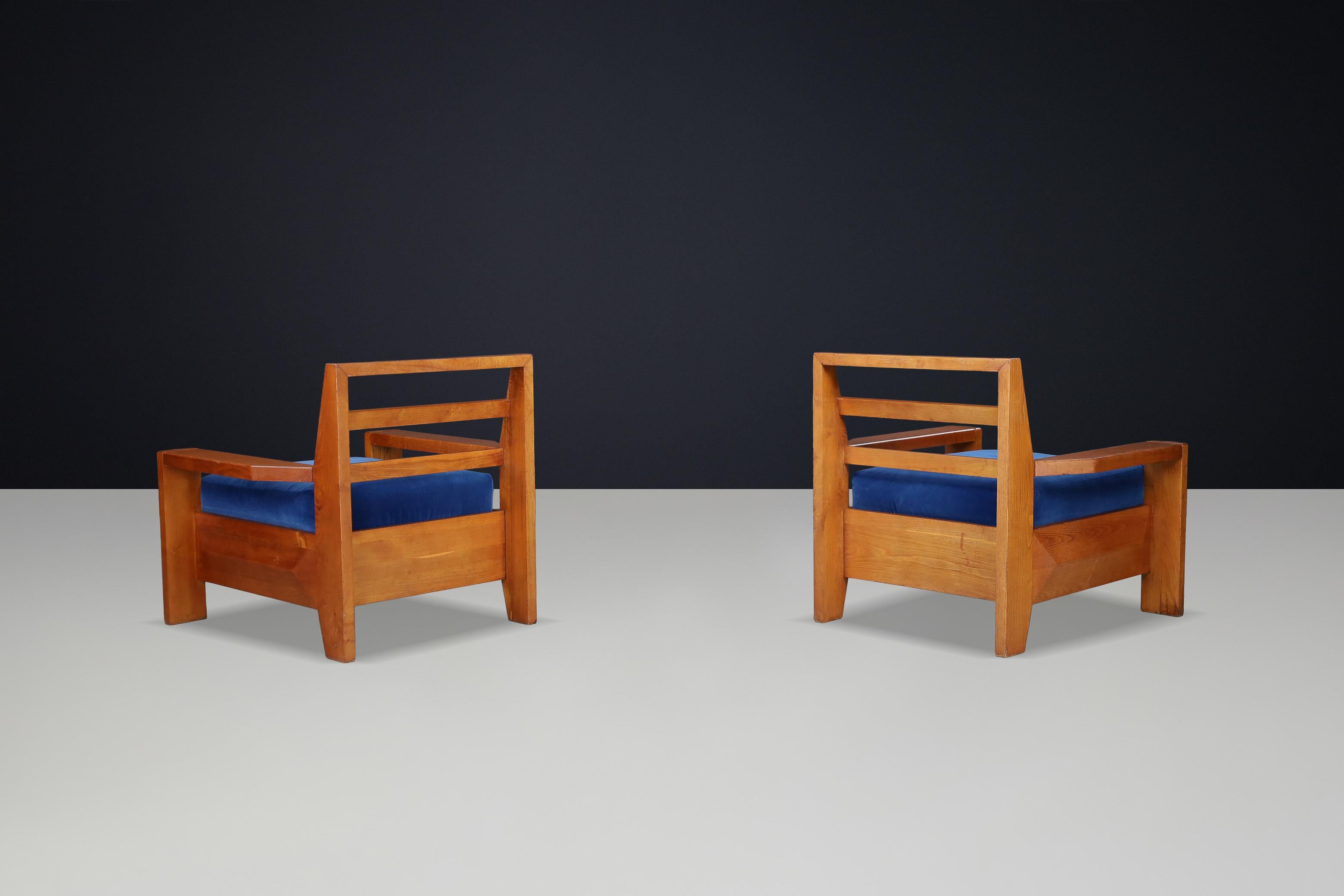 Maison Regain Loungesessel aus Ulme mit blauem Samtsitz, Frankreich, 1970er Jahre im Zustand „Gut“ im Angebot in Almelo, NL