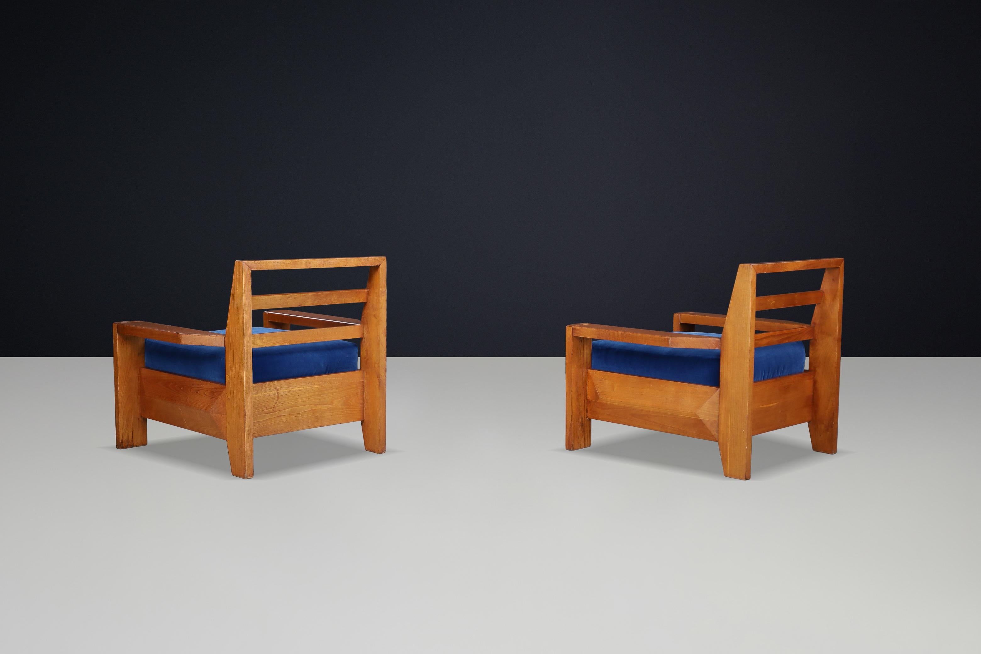 Maison Regain Loungesessel aus Ulme mit blauem Samtsitz, Frankreich, 1970er Jahre (20. Jahrhundert) im Angebot
