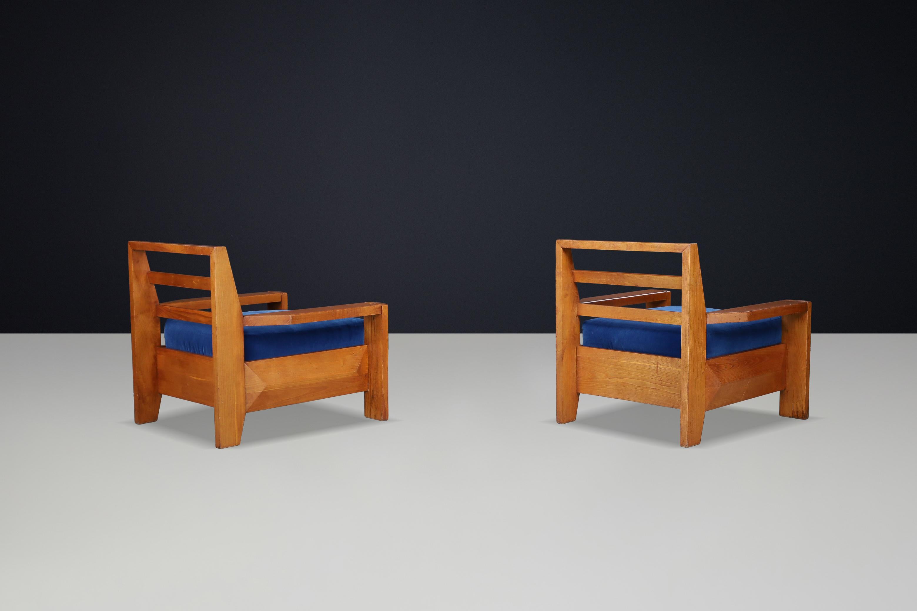 Maison Regain Loungesessel aus Ulme mit blauem Samtsitz, Frankreich, 1970er Jahre im Angebot 1