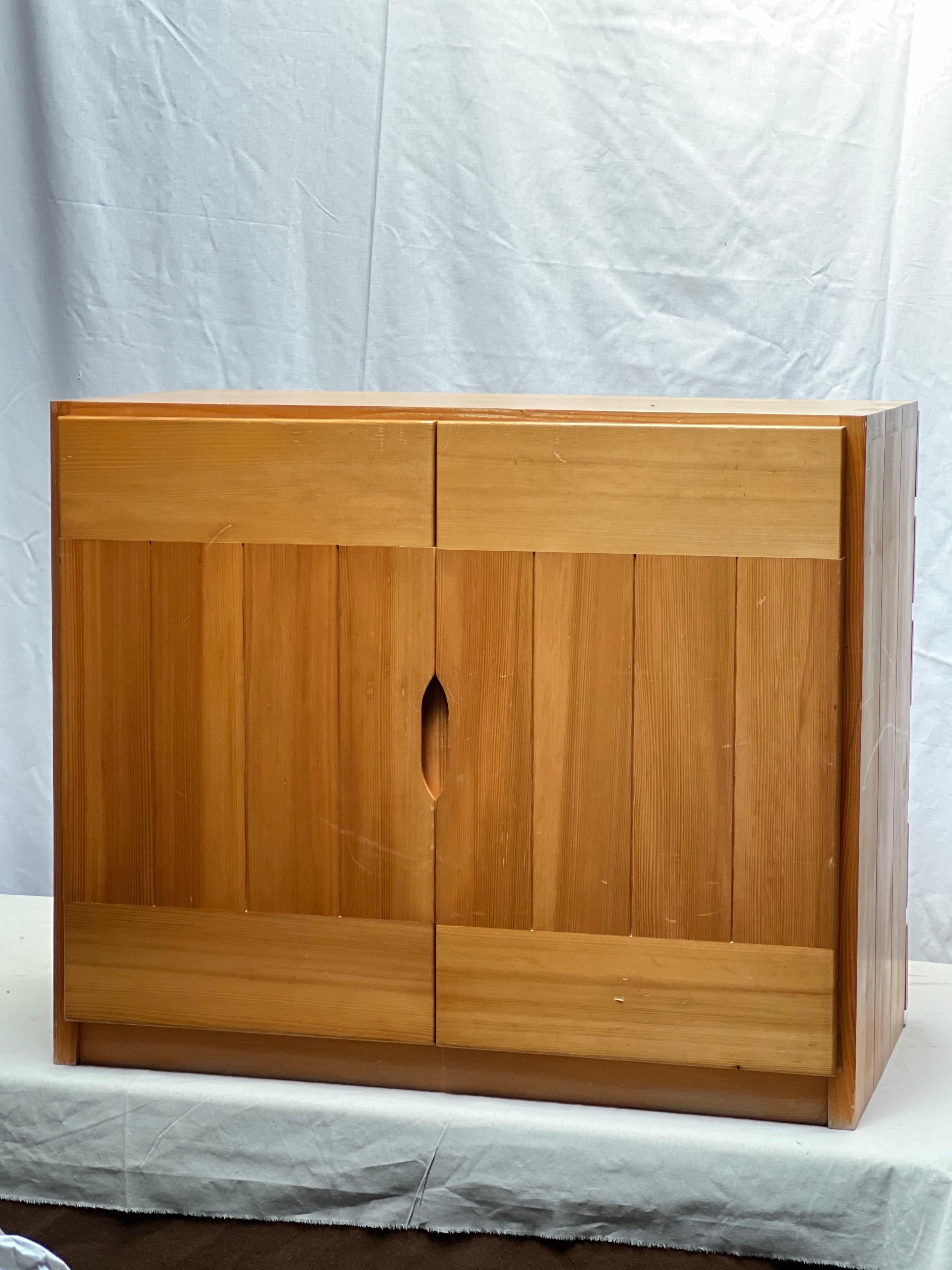 Eleganter und minimalistischer Schrank des berühmten französischen Herstellers Maison Regain, der hochwertige Schränke und Möbel für Häuser und Alpenhütten herstellt.


Der Brutalisme ist ein Baustil der modernen Bewegung, der sich in den Jahren