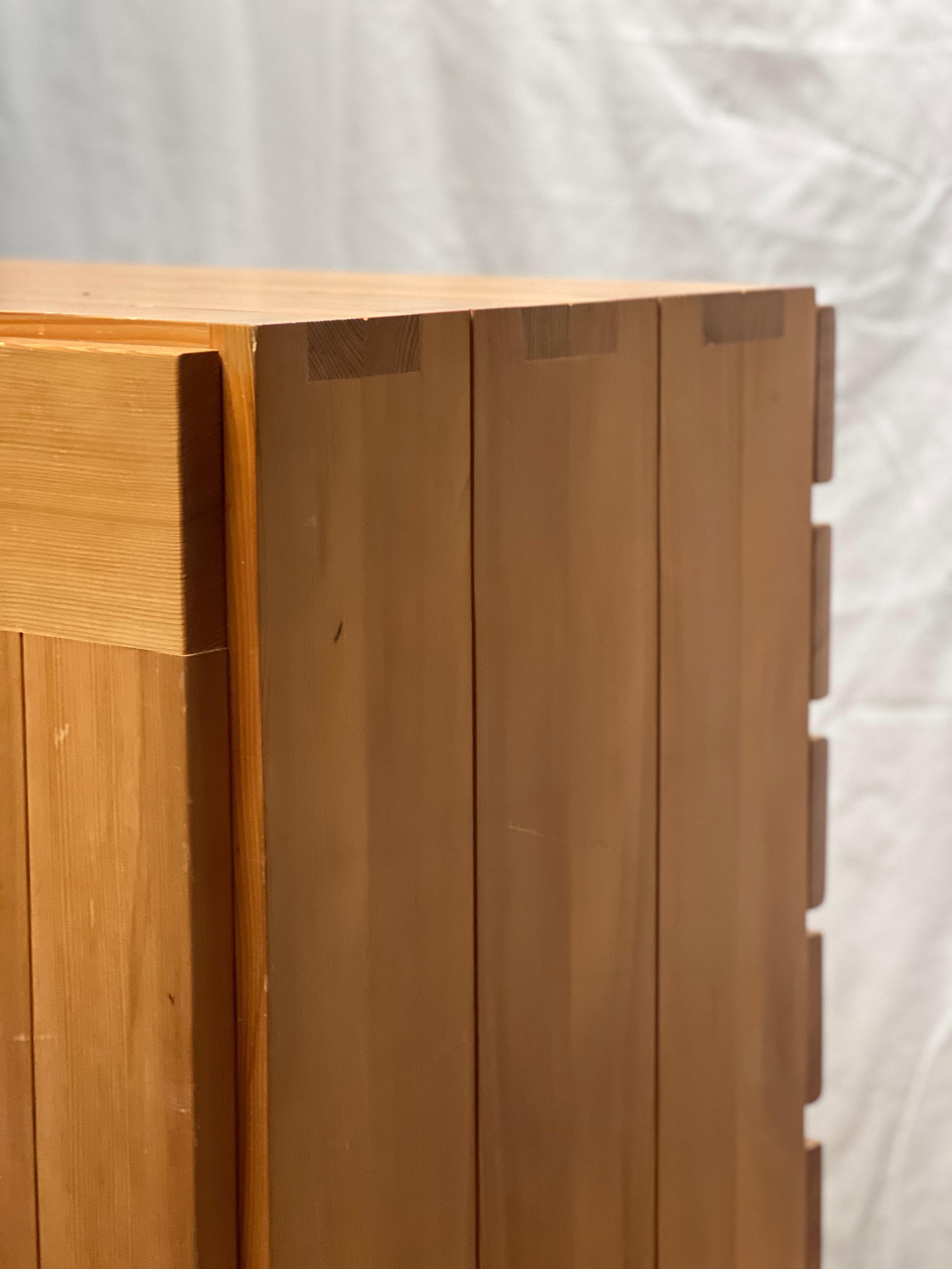 Maison Regain Französischer Schrank aus massiver Kiefer, schöne Tischlerarbeiten und Details, Perriand (Brutalismus) im Angebot
