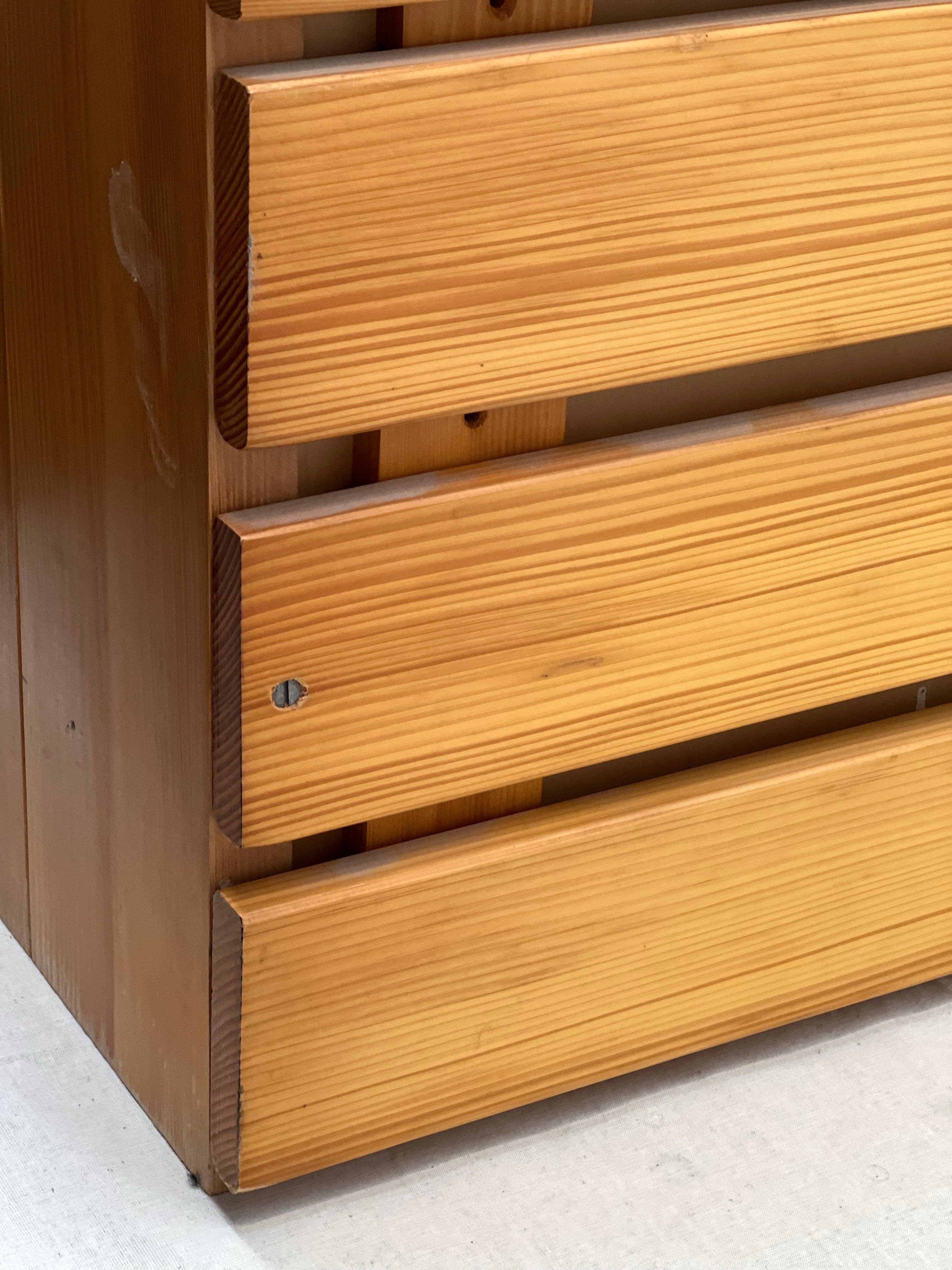 Maison Regain Französischer Schrank aus massiver Kiefer, schöne Tischlerarbeiten und Details, Perriand (Handgefertigt) im Angebot