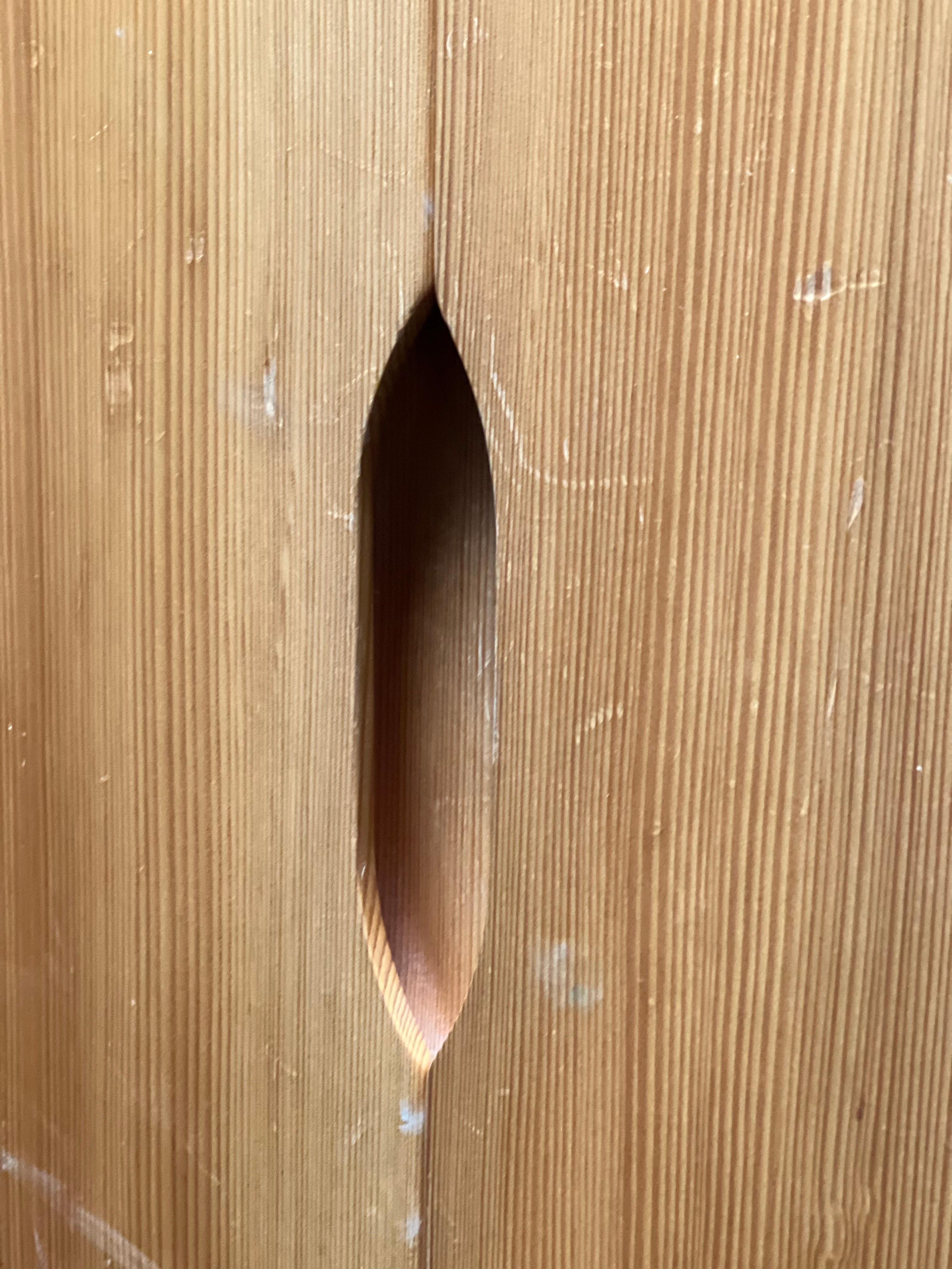 Maison Regain Französischer Schrank aus massiver Kiefer, schöne Tischlerarbeiten und Details, Perriand (Ende des 20. Jahrhunderts) im Angebot