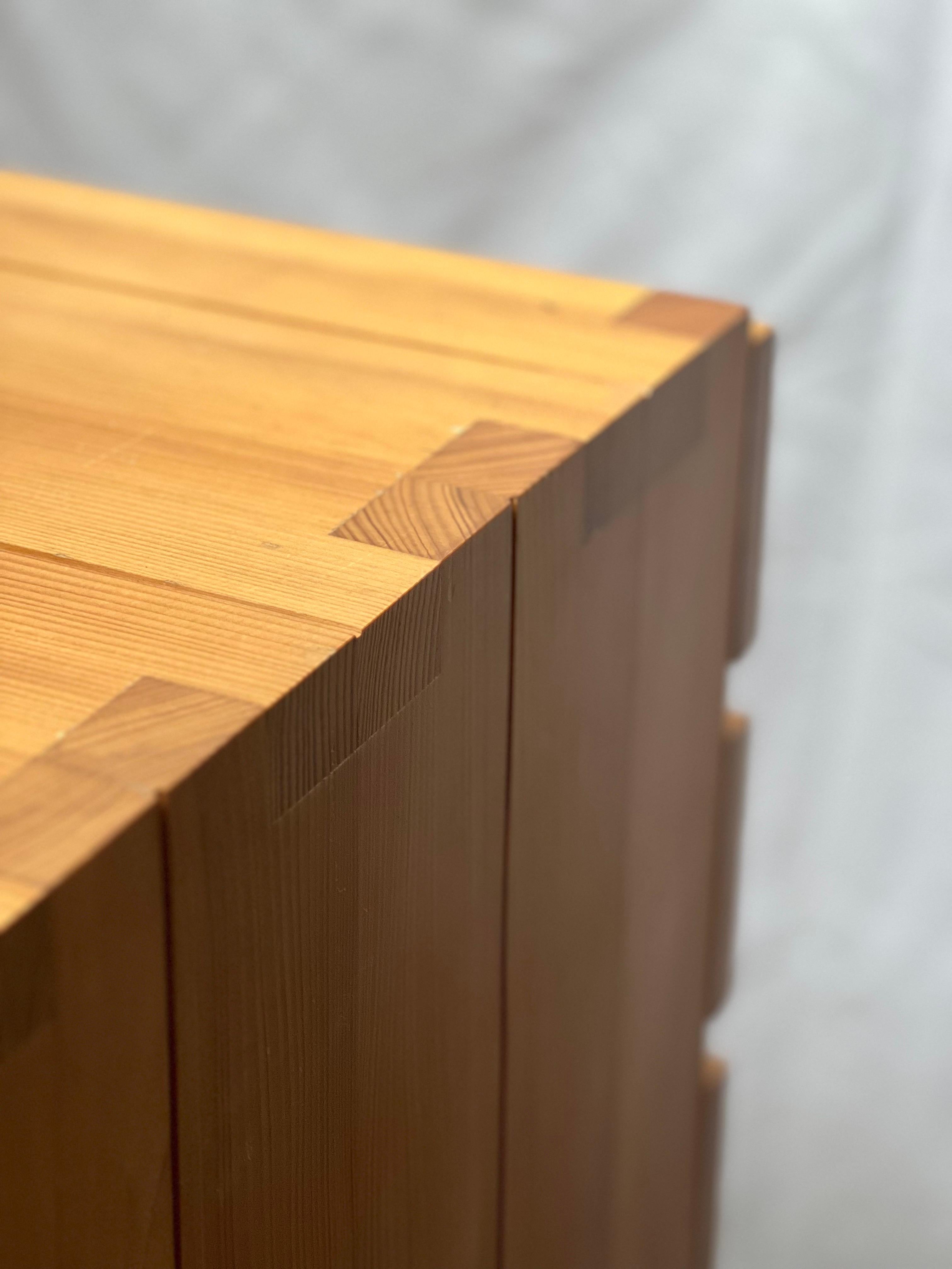 Maison Regain Französischer Schrank aus massiver Kiefer, schöne Tischlerarbeiten und Details, Perriand im Angebot 1