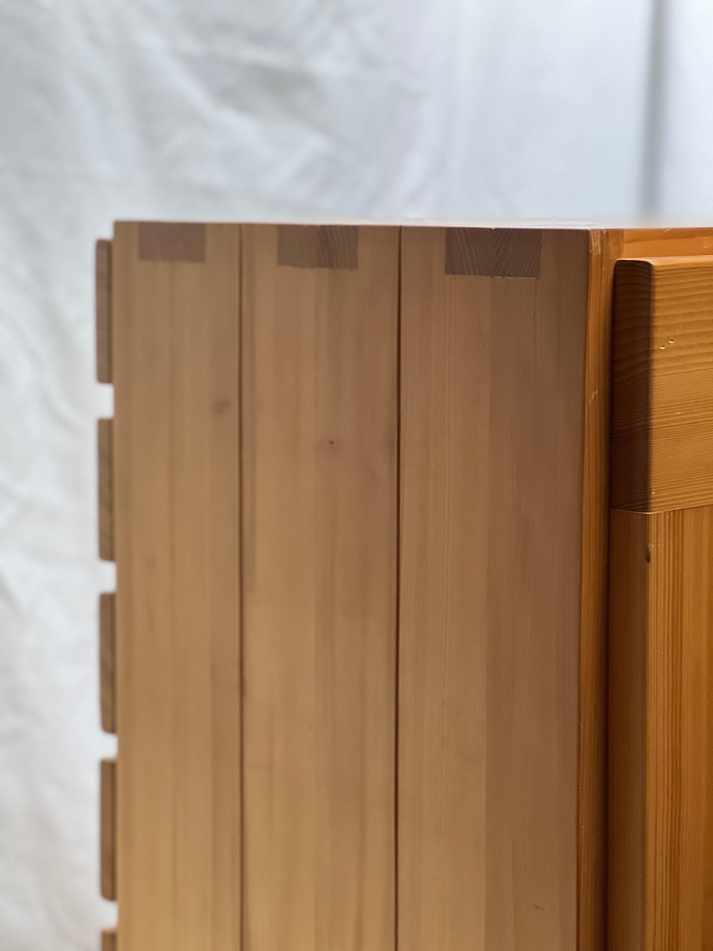 Maison Regain Französischer Schrank aus massiver Kiefer, schöne Tischlerarbeiten und Details, Perriand im Angebot 2
