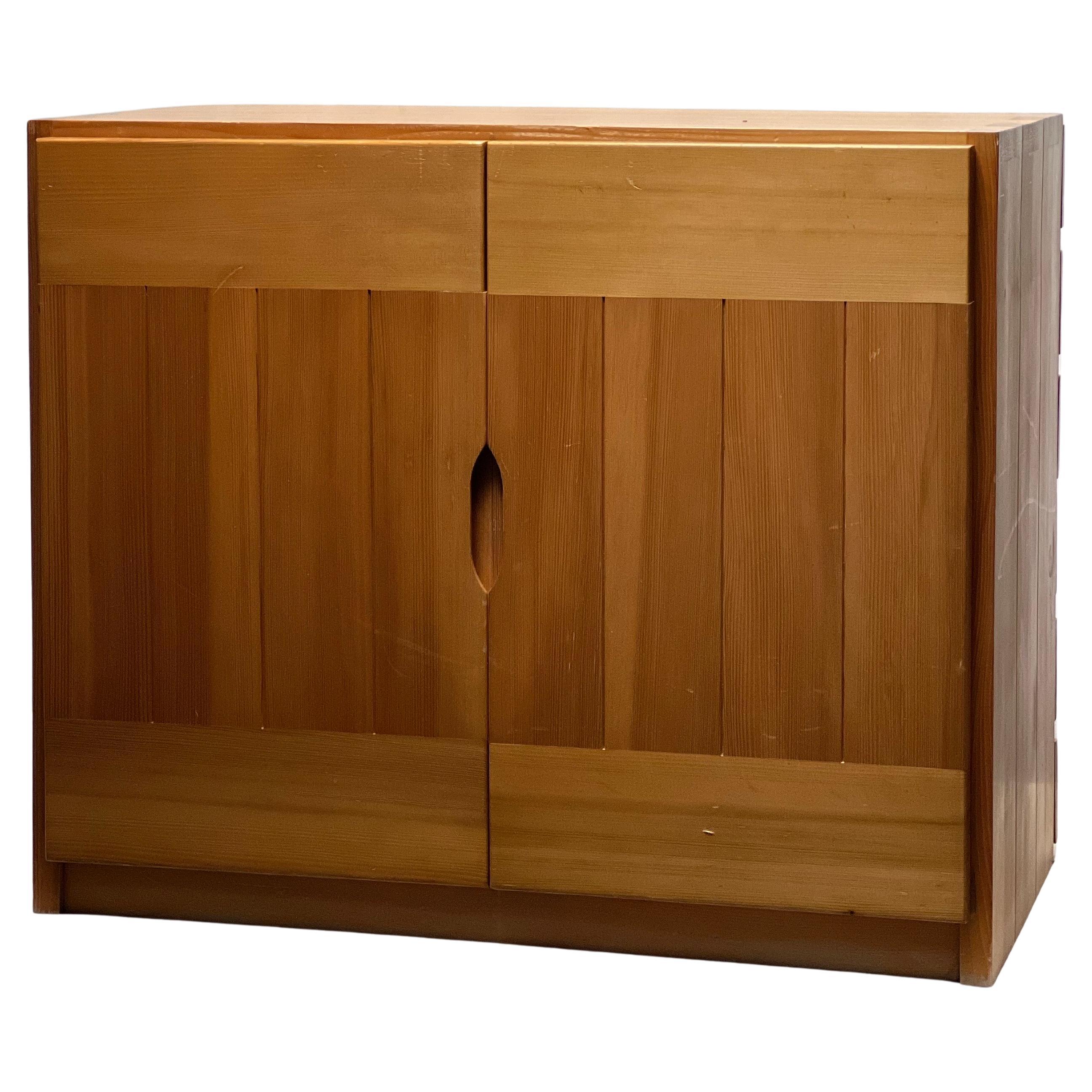 Maison Regain Französischer Schrank aus massiver Kiefer, schöne Tischlerarbeiten und Details, Perriand im Angebot
