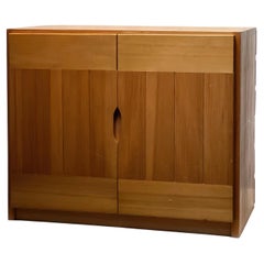 Maison Regain Französischer Schrank aus massiver Kiefer, schöne Tischlerarbeiten und Details, Perriand