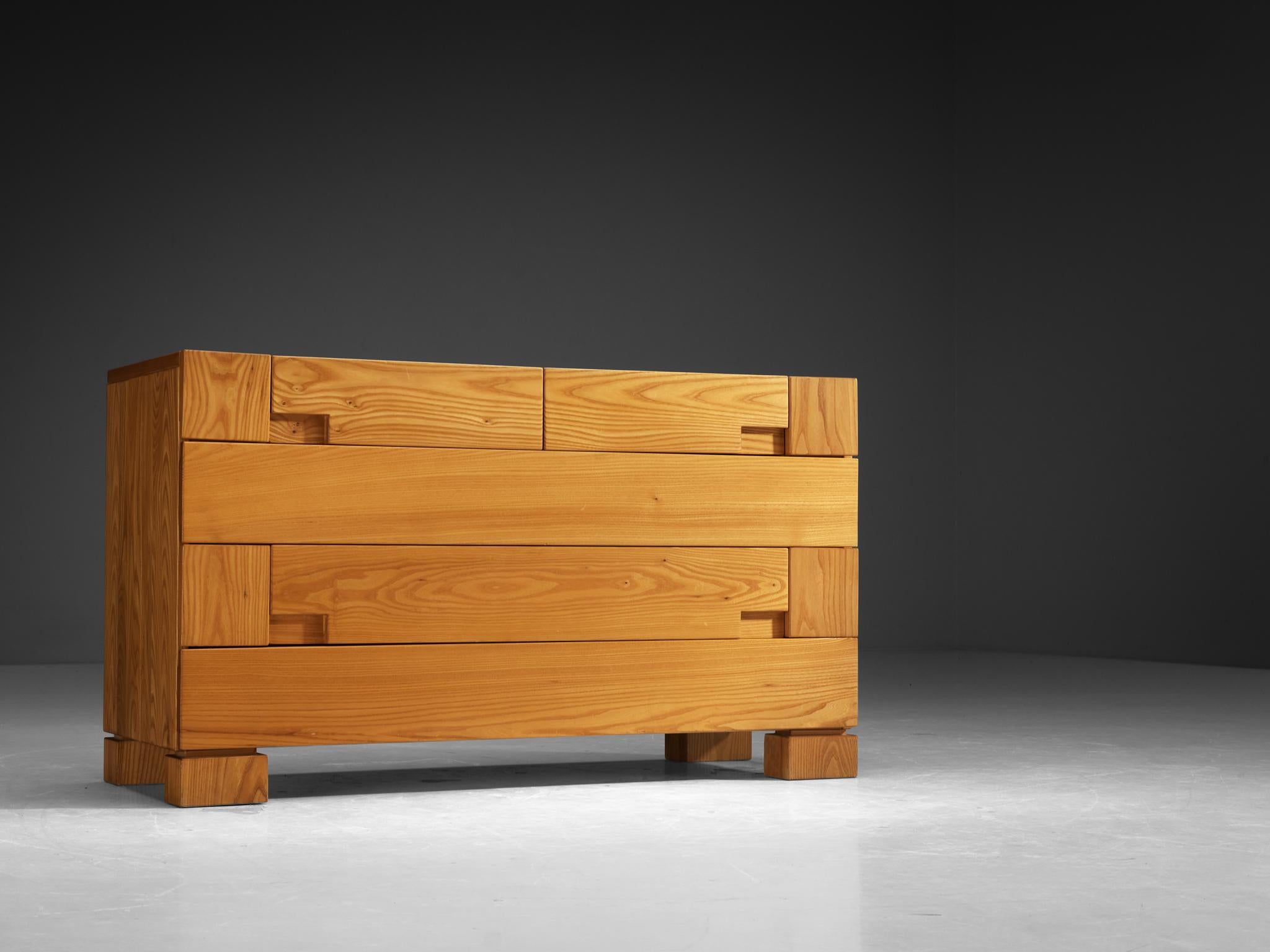 Commode En Raton Design Commode géométrique Maison Regain en orme massif - En vente sur 1stDibs
