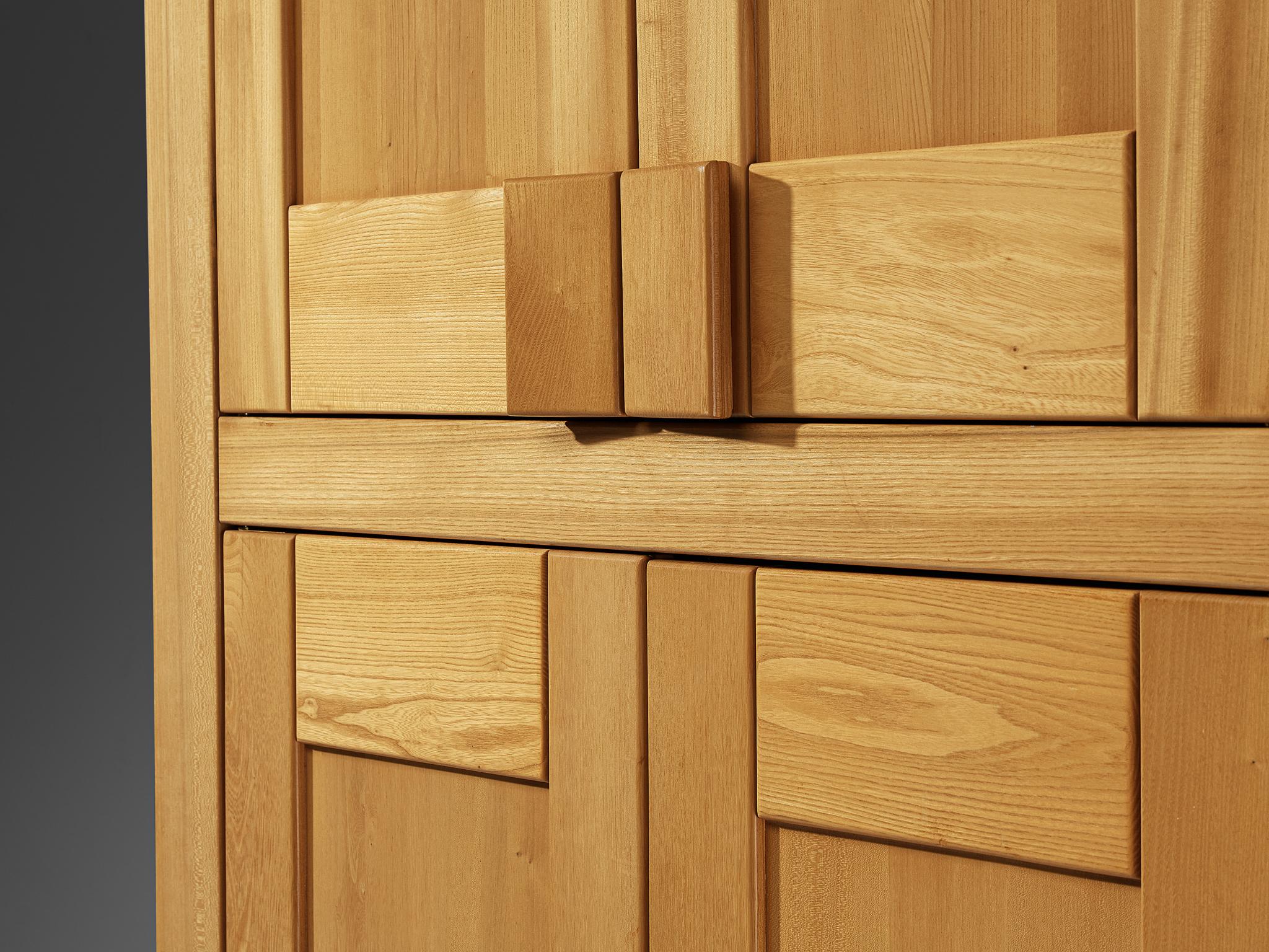 Mid-Century moderno Maison Regain Grand Highboard o Armadio in olmo massiccio in vendita