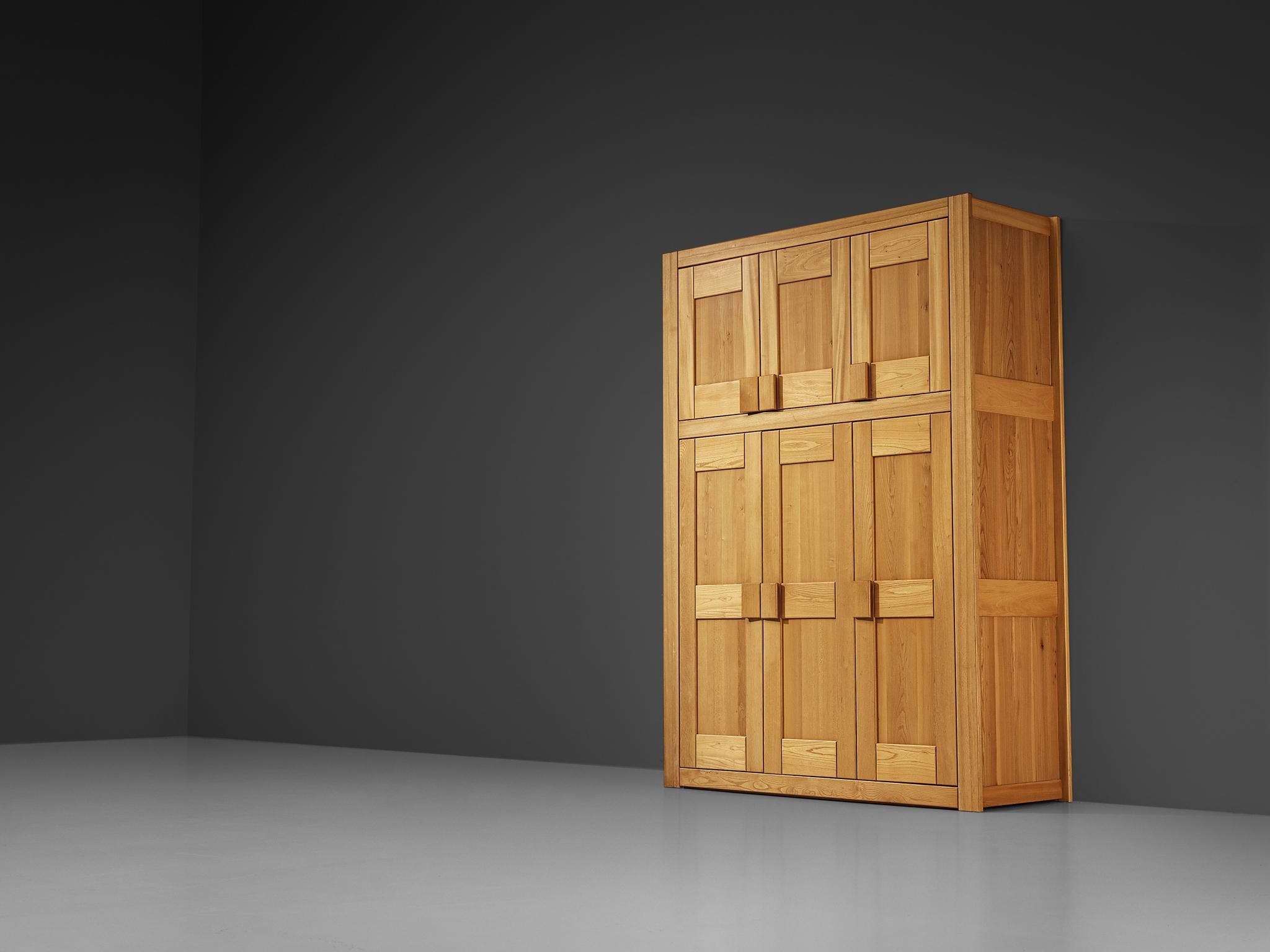Francese Maison Regain Grand Highboard o Armadio in olmo massiccio in vendita
