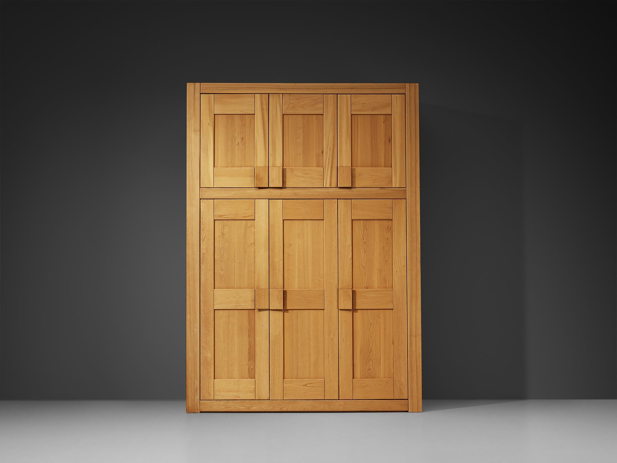 Fine XX secolo Maison Regain Grand Highboard o Armadio in olmo massiccio in vendita