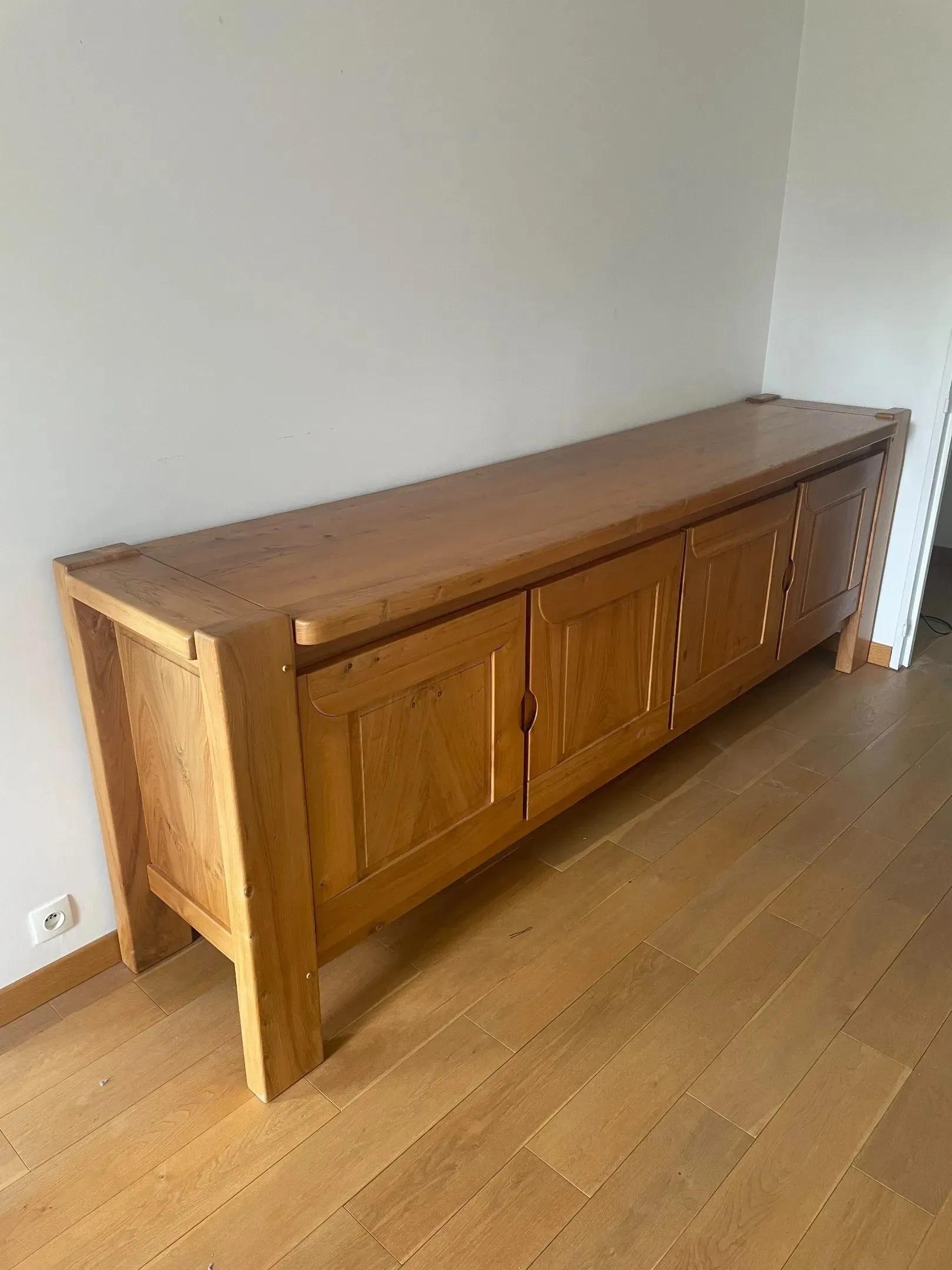 Maison Regain, grande credenza in olmo massiccio. 1960 circa.
Stile Pierre Chapo.
 