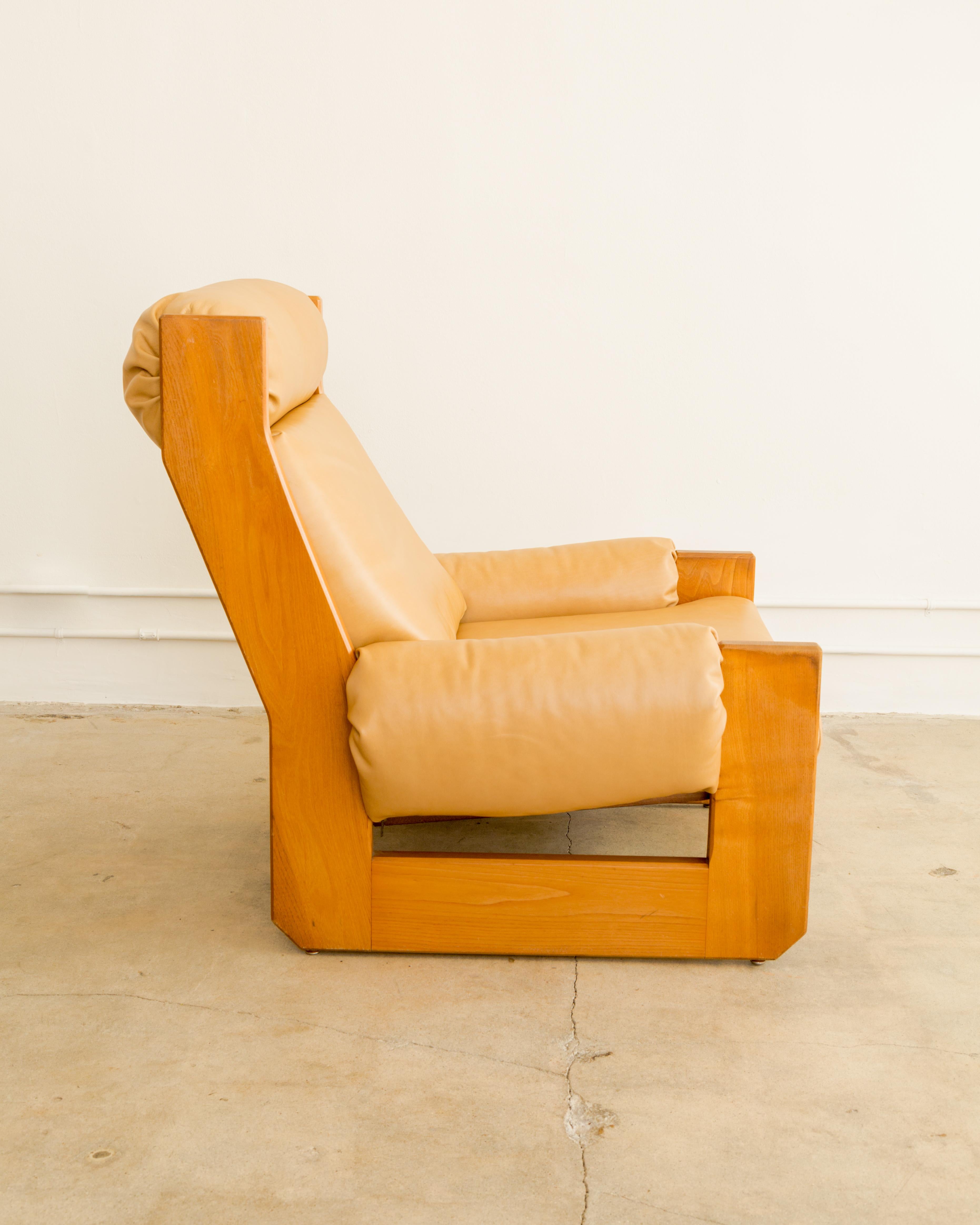 Maison Regain  Chaise longue cuir + orme Bon état - En vente à West Hollywood, CA