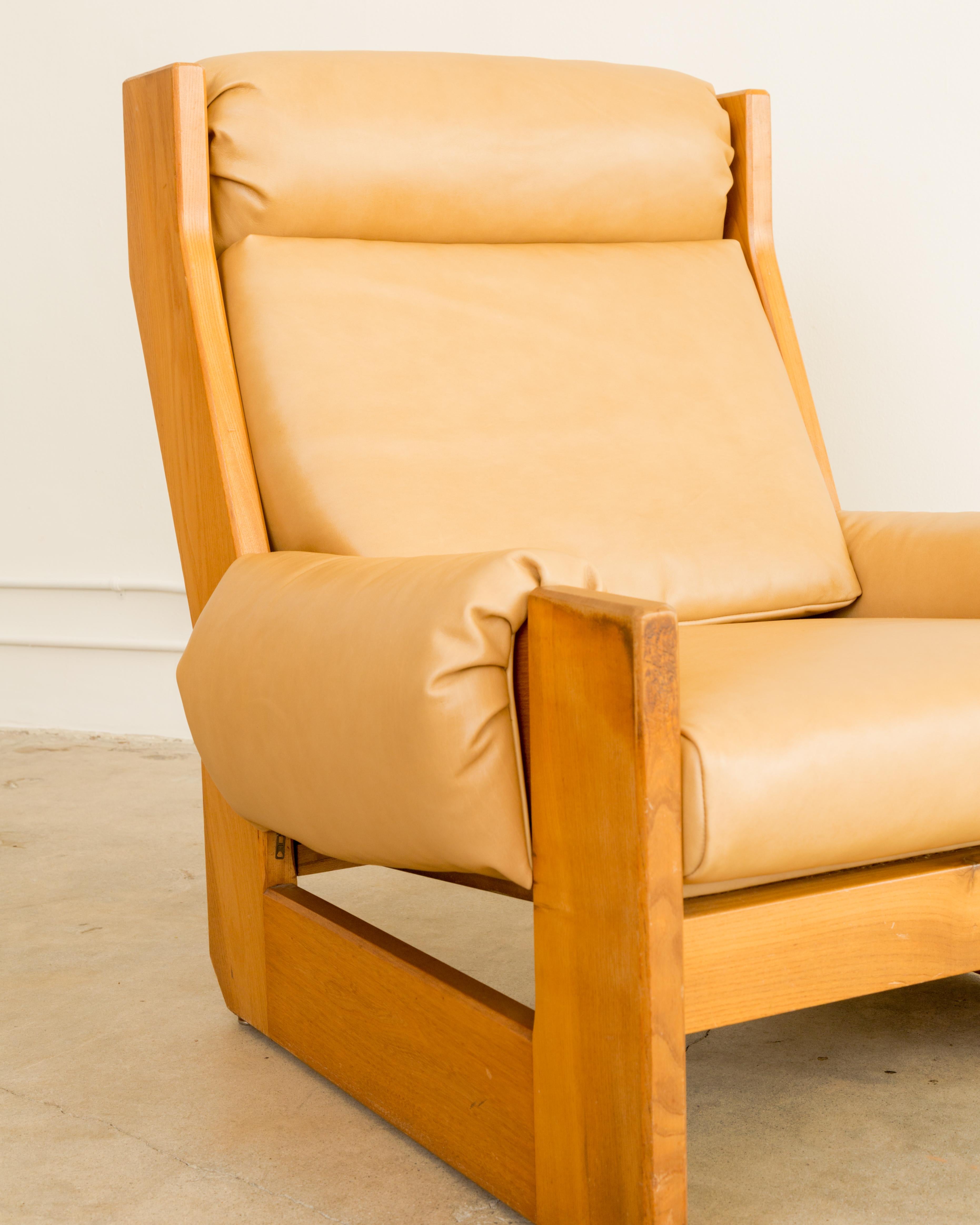 Milieu du XXe siècle Maison Regain  Chaise longue cuir + orme en vente