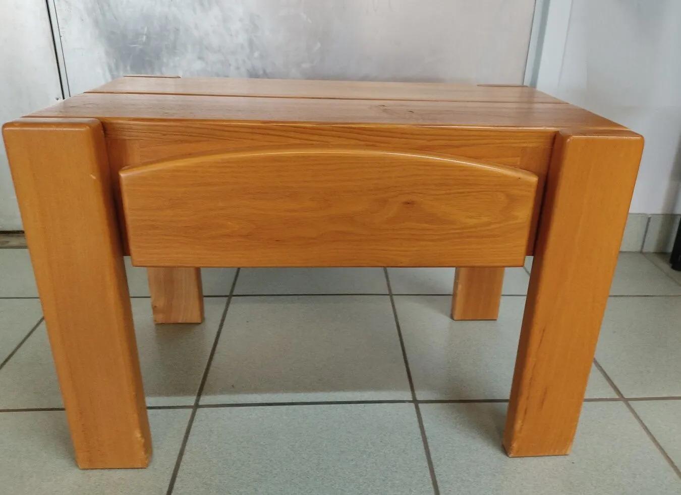 Maison regain 2 bedside tables in solid elm opening with a front drawer. Laying on four rectangular legs. Around 1960.
Pierre Chapo style
Scratches.