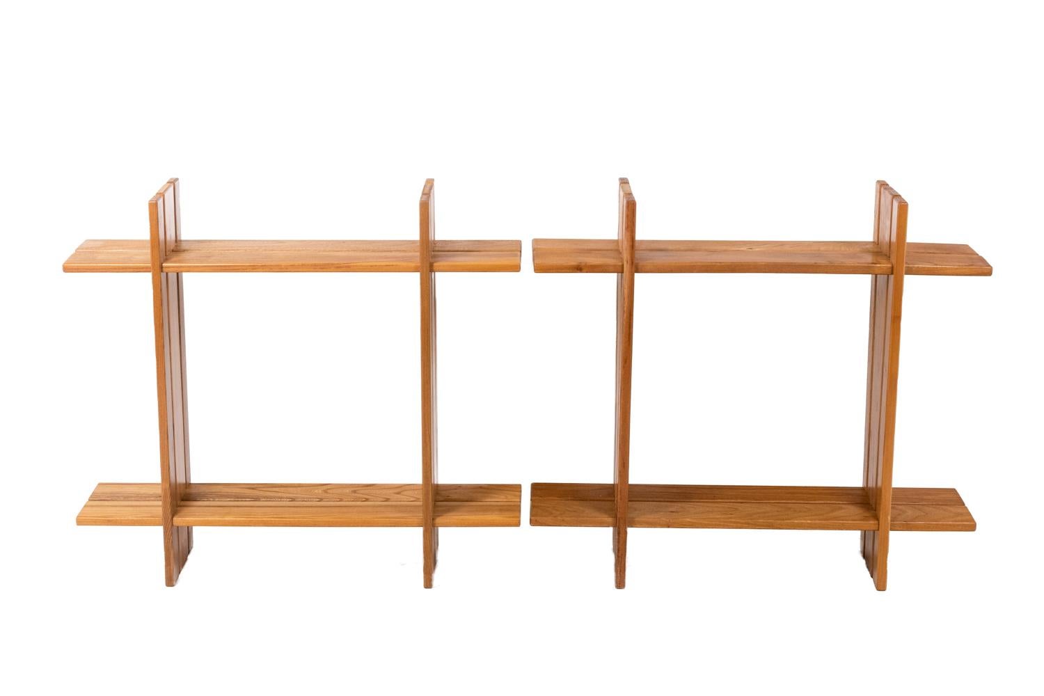 Maison Regain, attributed to. 
Pair of shelves in blond solid elm, square shape.

French work realized in the 1960s.
 