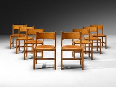 Conjunto de ocho sillas de comedor de Maison Regain en olmo macizo, con tapizado de cuero patinado color coñac