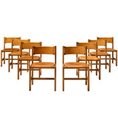 Conjunto de ocho sillas de comedor de Maison Regain en olmo macizo, con tapizado de cuero patinado color coñac