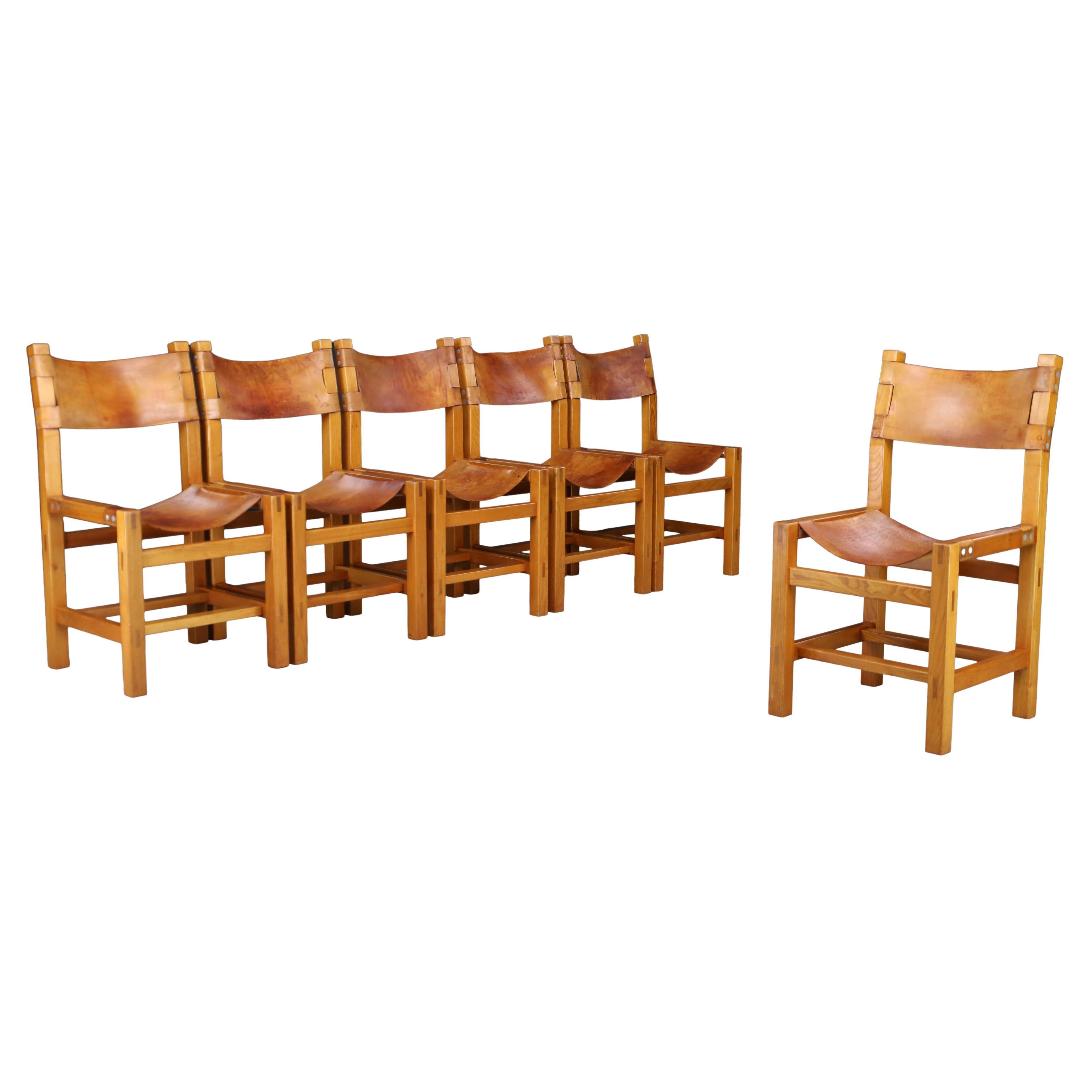 Maison Regain Juego de seis sillas de comedor de olmo y cuero coñac patinado Francia años 60