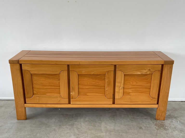 Maison Regain sideboard in elm with 3 doors and wonderful patina. 
Circa 1960's in solid elm construction. 
 