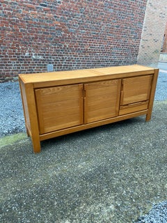 Buffet en orme massif de la Maison Regain, vers 1960, style Pierre Chapo
