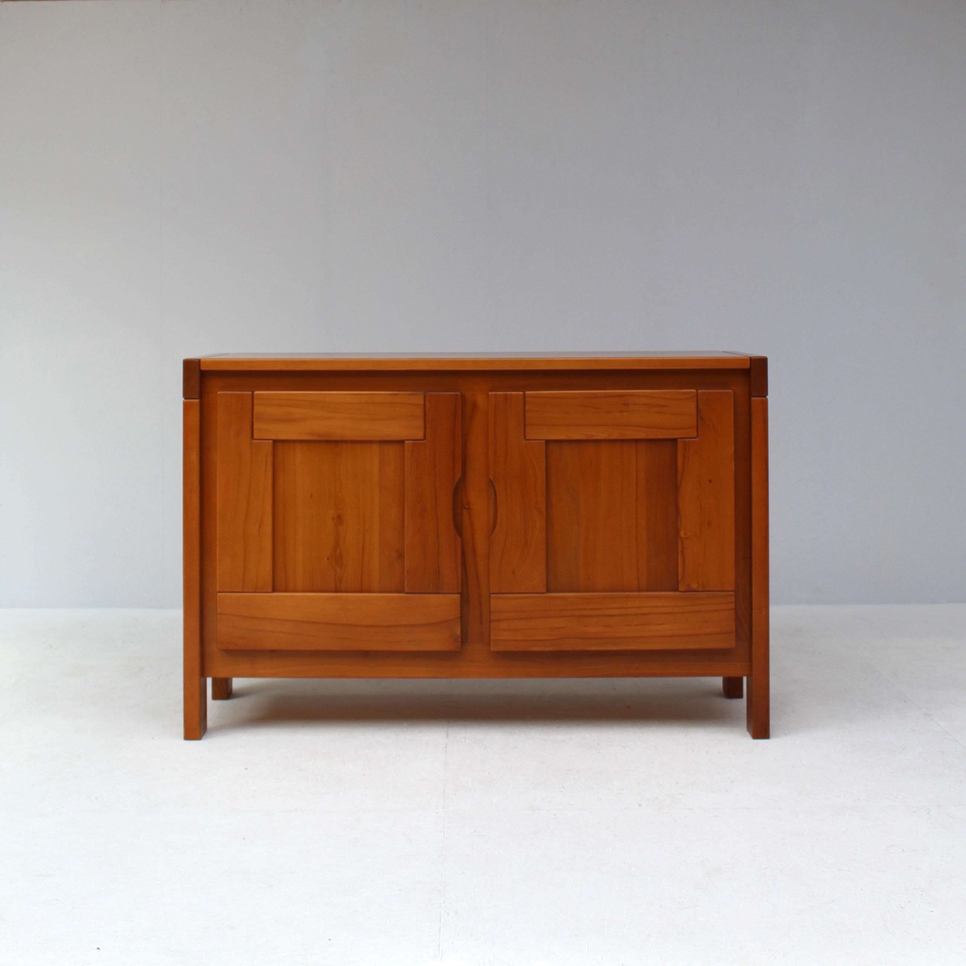 Maison Regain Sideboard in Solid Elm, France, 1970s
Two-door sideboard attributed to Maison Regain, a French furniture design house known for its exceptional craftsmanship and commitment to quality. Midcentury style.