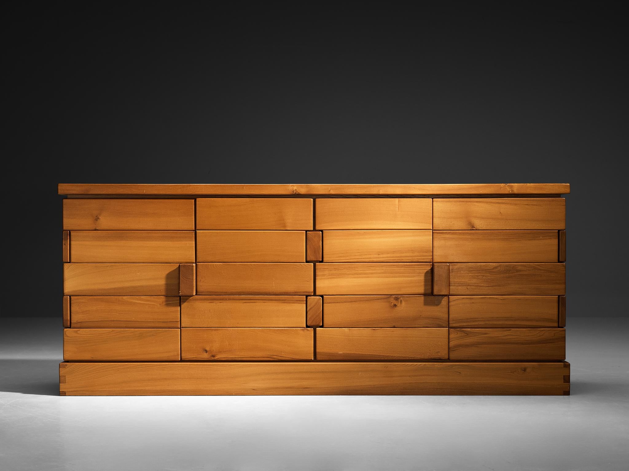 Mid-Century Modern Buffet Maison Regain en orme massif en vente