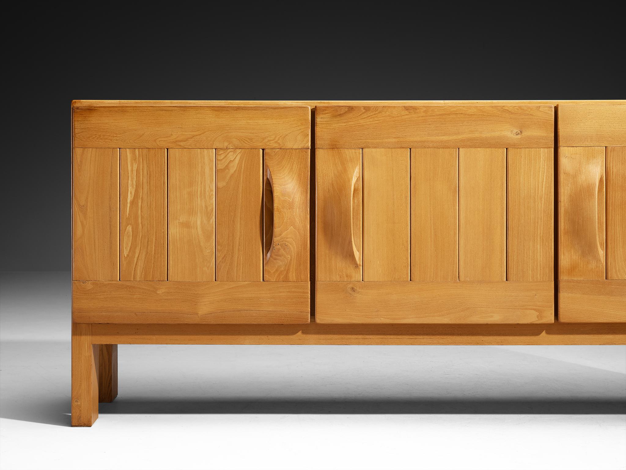 Mid-Century moderno Credenza Maison Regain in olmo massiccio in vendita