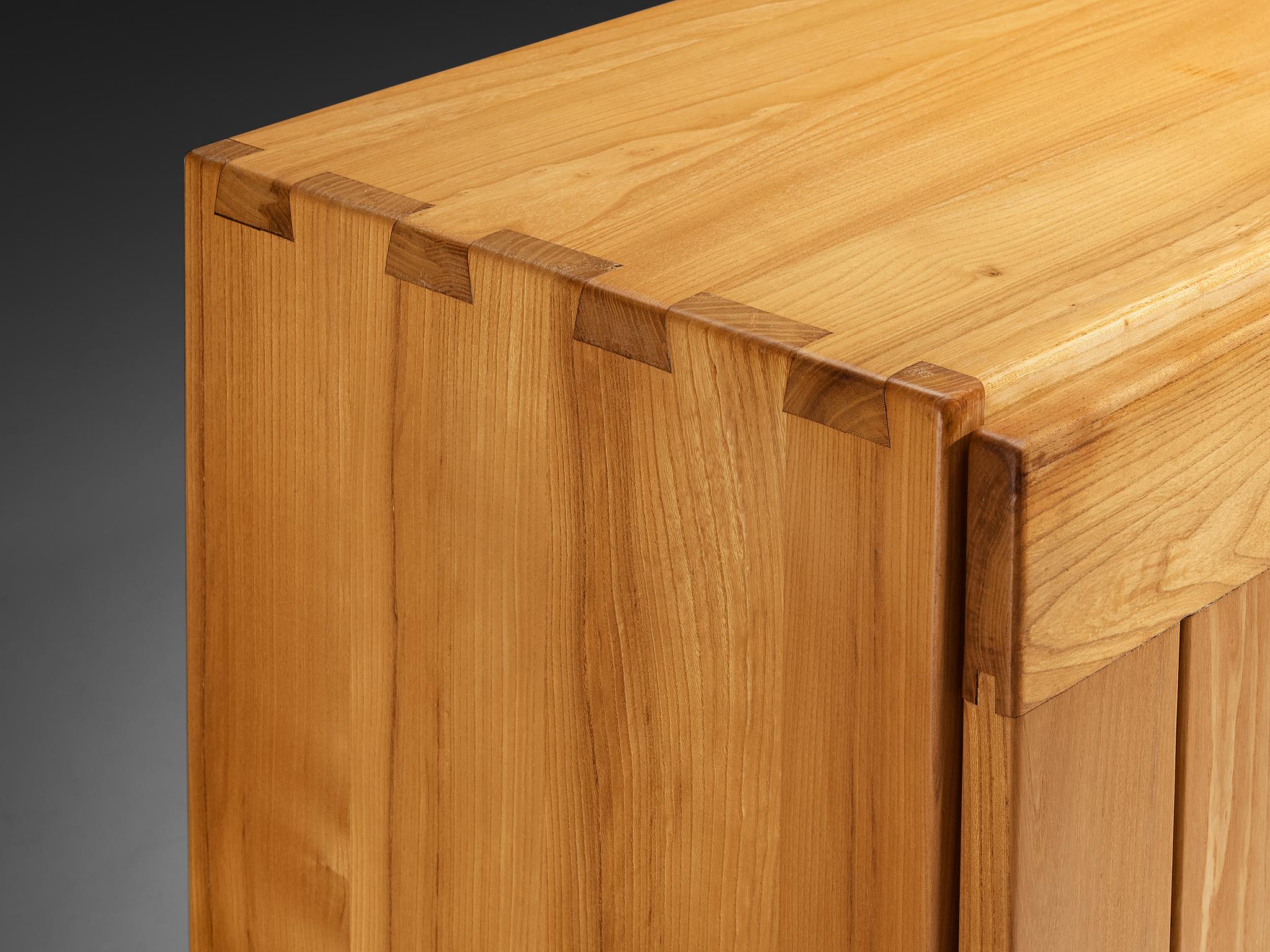 Metà XX secolo Credenza Maison Regain in olmo massiccio in vendita
