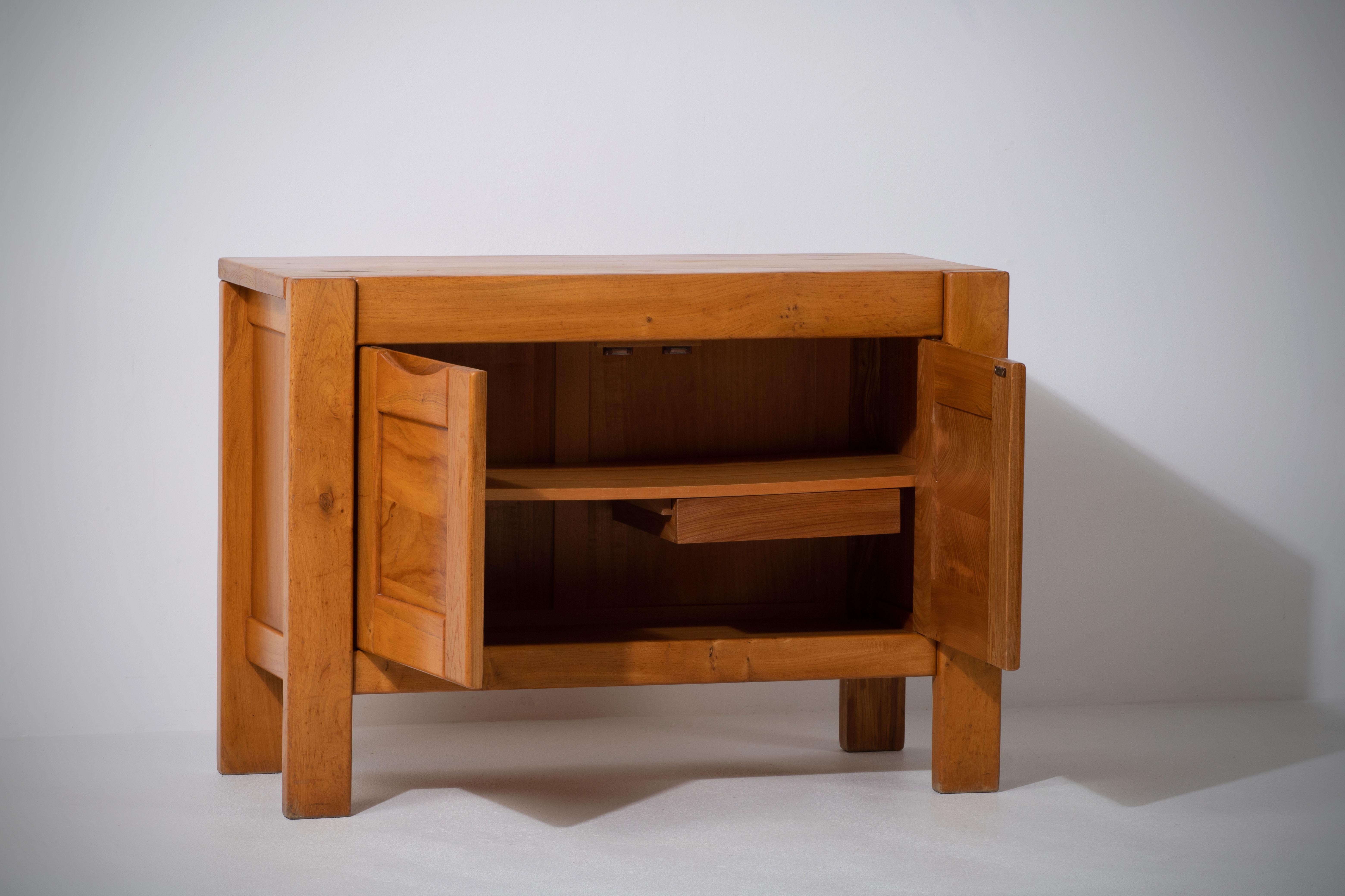 Mid-Century Modern Maison Regain Sideboard in Solid Elm, France, 1970s For Sale