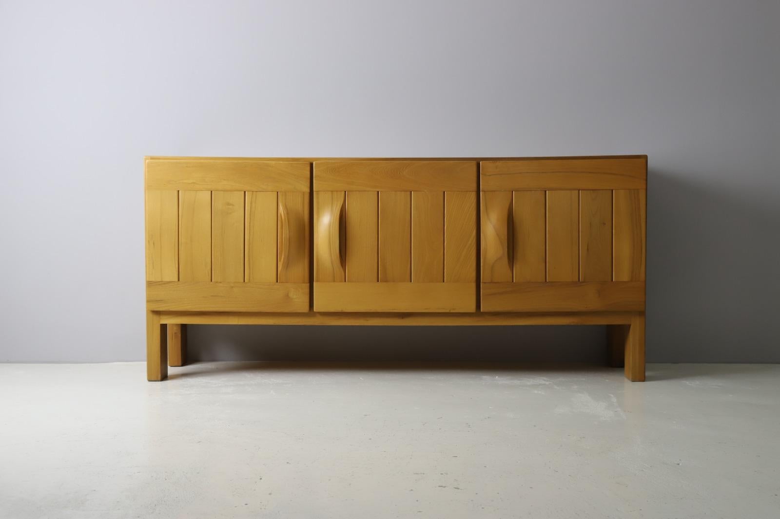 Maison Regain Sideboard in Solid Elm, France 1970s In Good Condition For Sale In SITTARD, LI