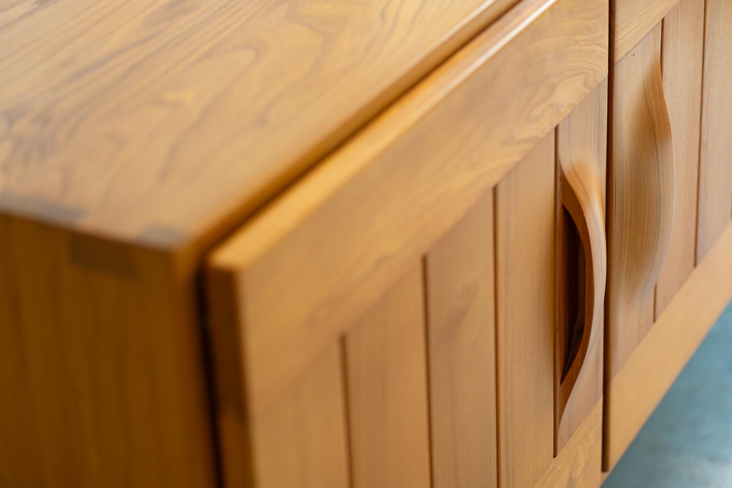 Maison Regain Sideboard in Solid Elm, France 1970s In Good Condition For Sale In Sittard, LI