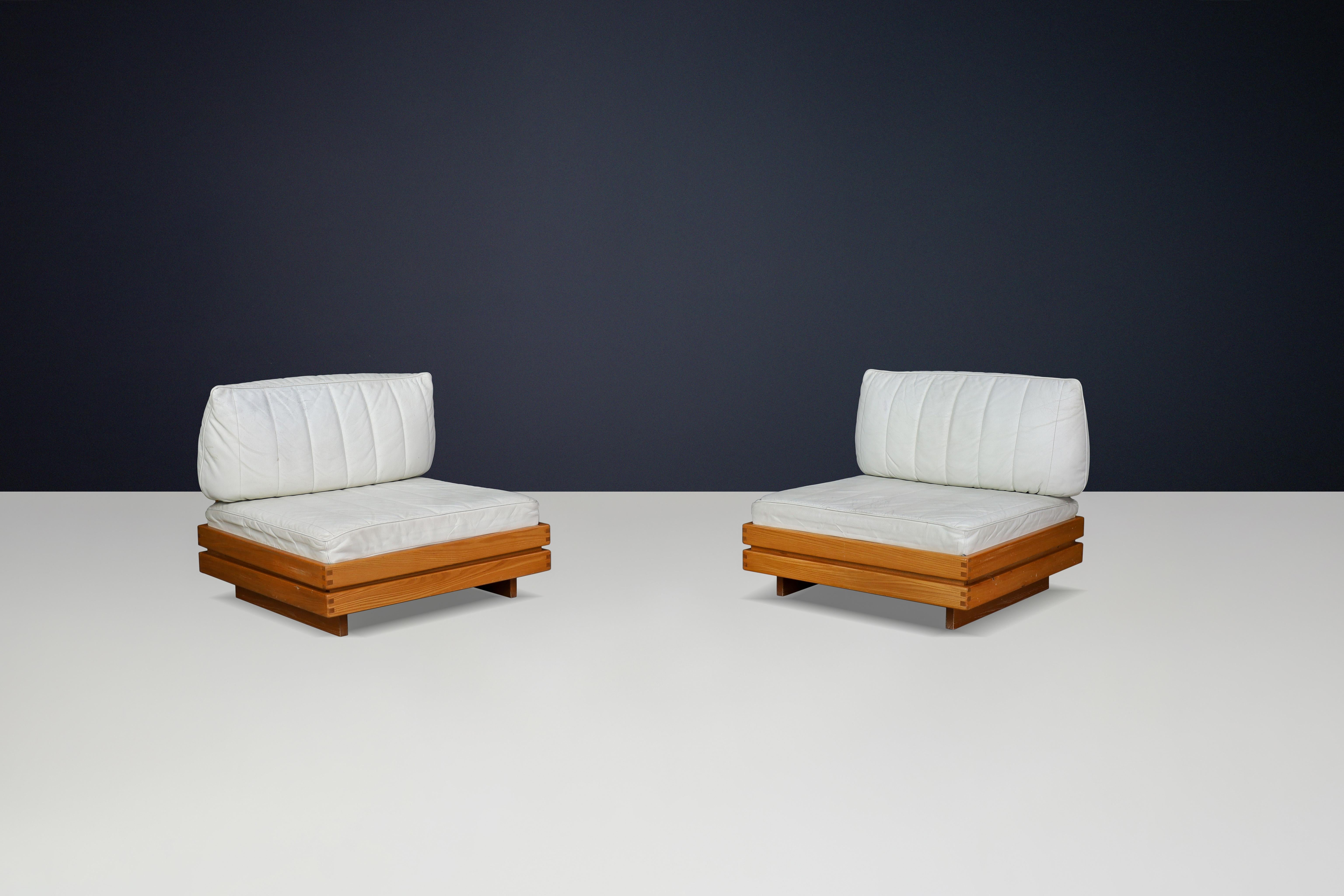 Maison Regain Sleek Lounge Chairs in Elm and Leather, France, 1970s

Transform your living space with this stunning set of two Maison Regain sleek lounge chairs. Designed to capture attention, these chairs offer an exceptional blend of comfort and