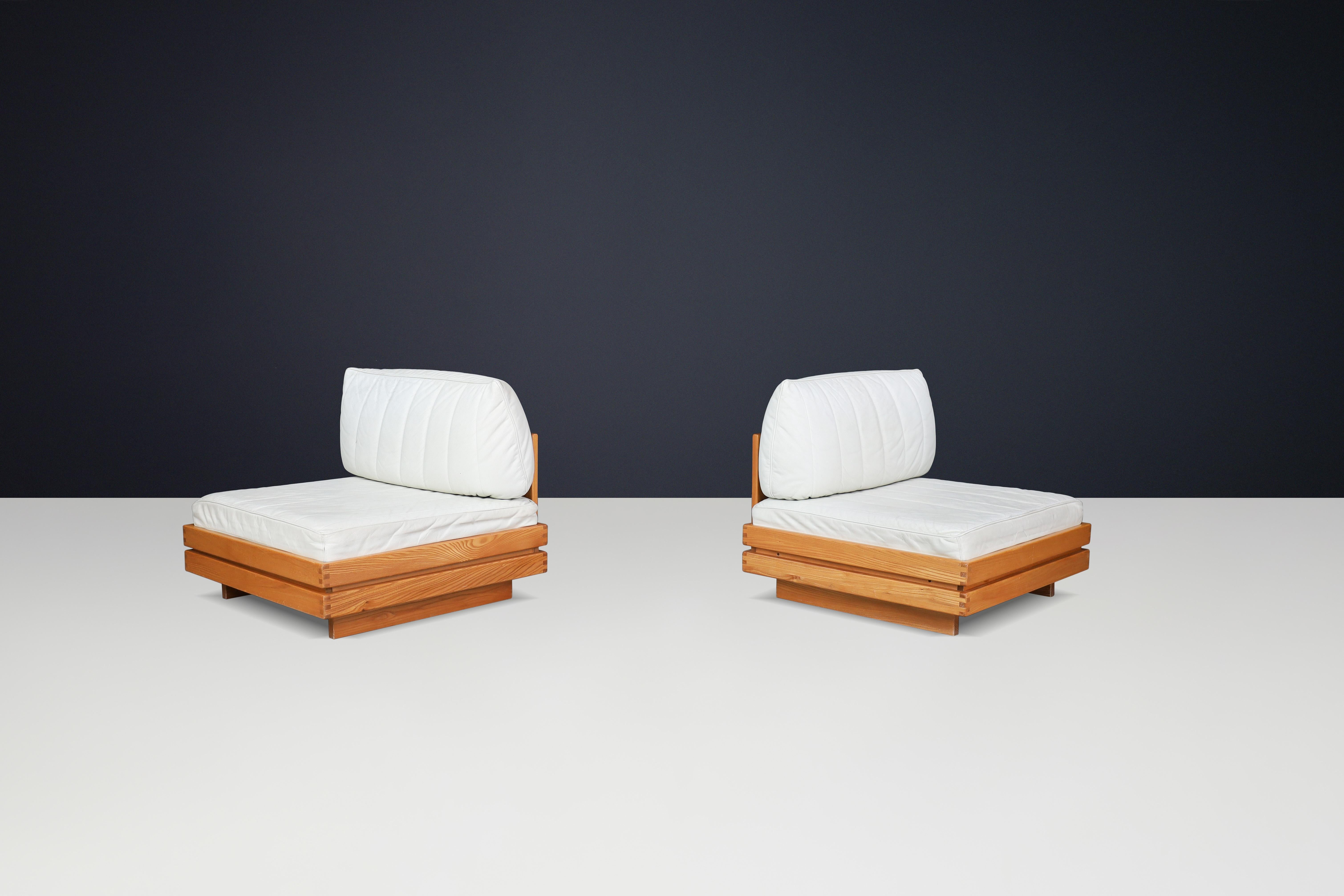 Mid-Century Modern Maison Regain Sleek Lounge Chairs in Elm and Leather, France, 1970s For Sale