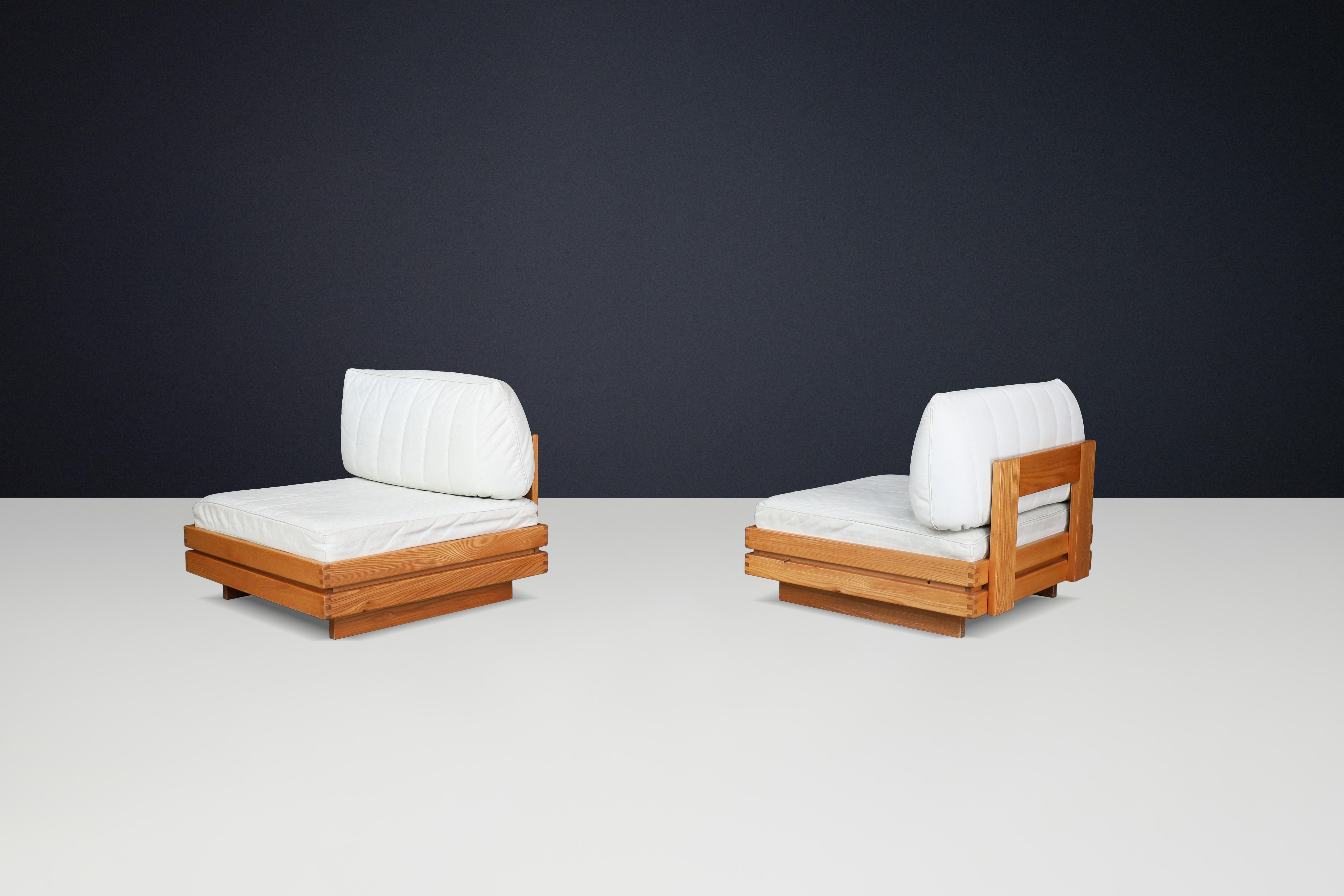 French Maison Regain Sleek Lounge Chairs in Elm and Leather, France, 1970s For Sale