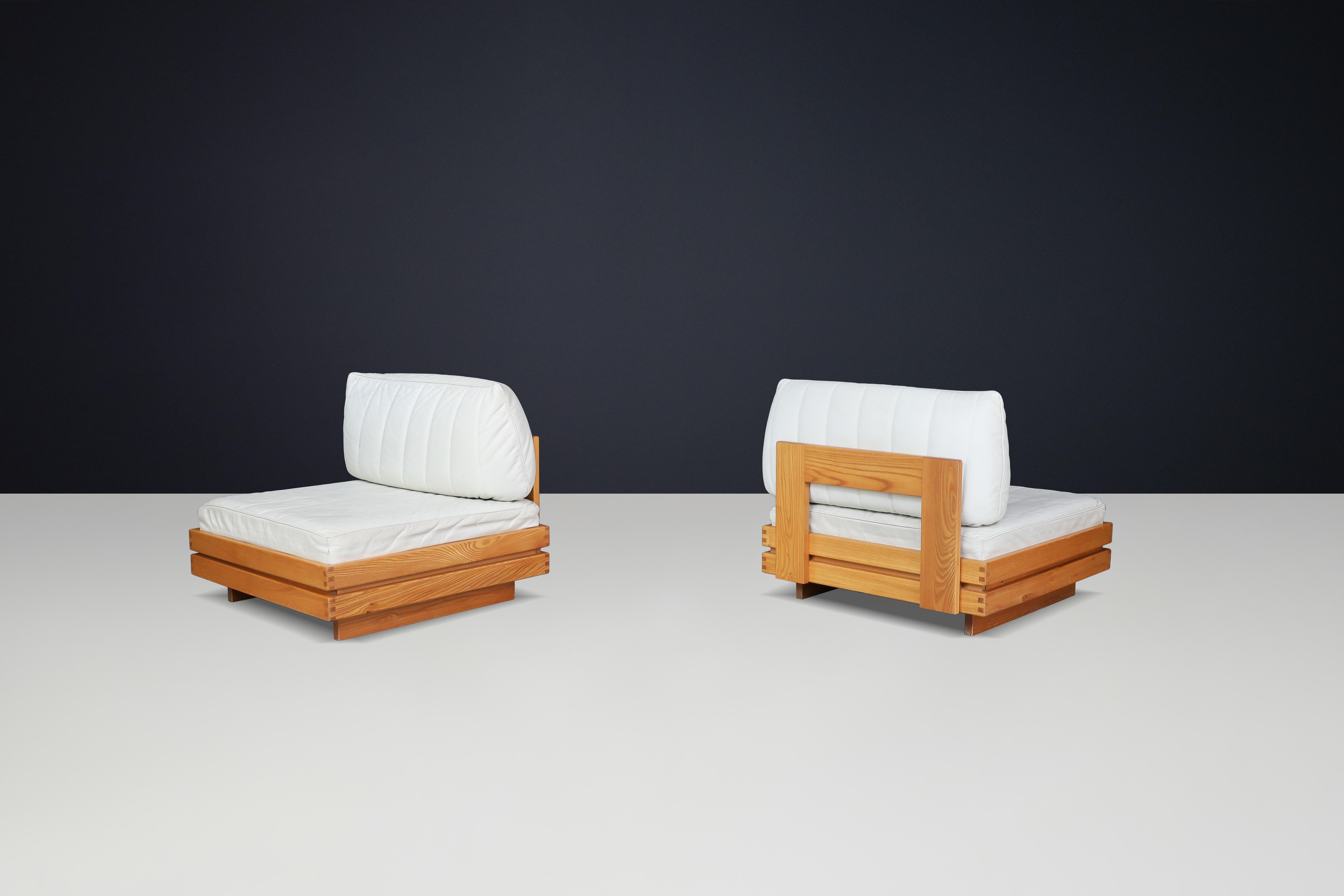 Maison Regain Sleek Lounge Chairs in Elm and Leather, France, 1970s In Good Condition For Sale In Almelo, NL