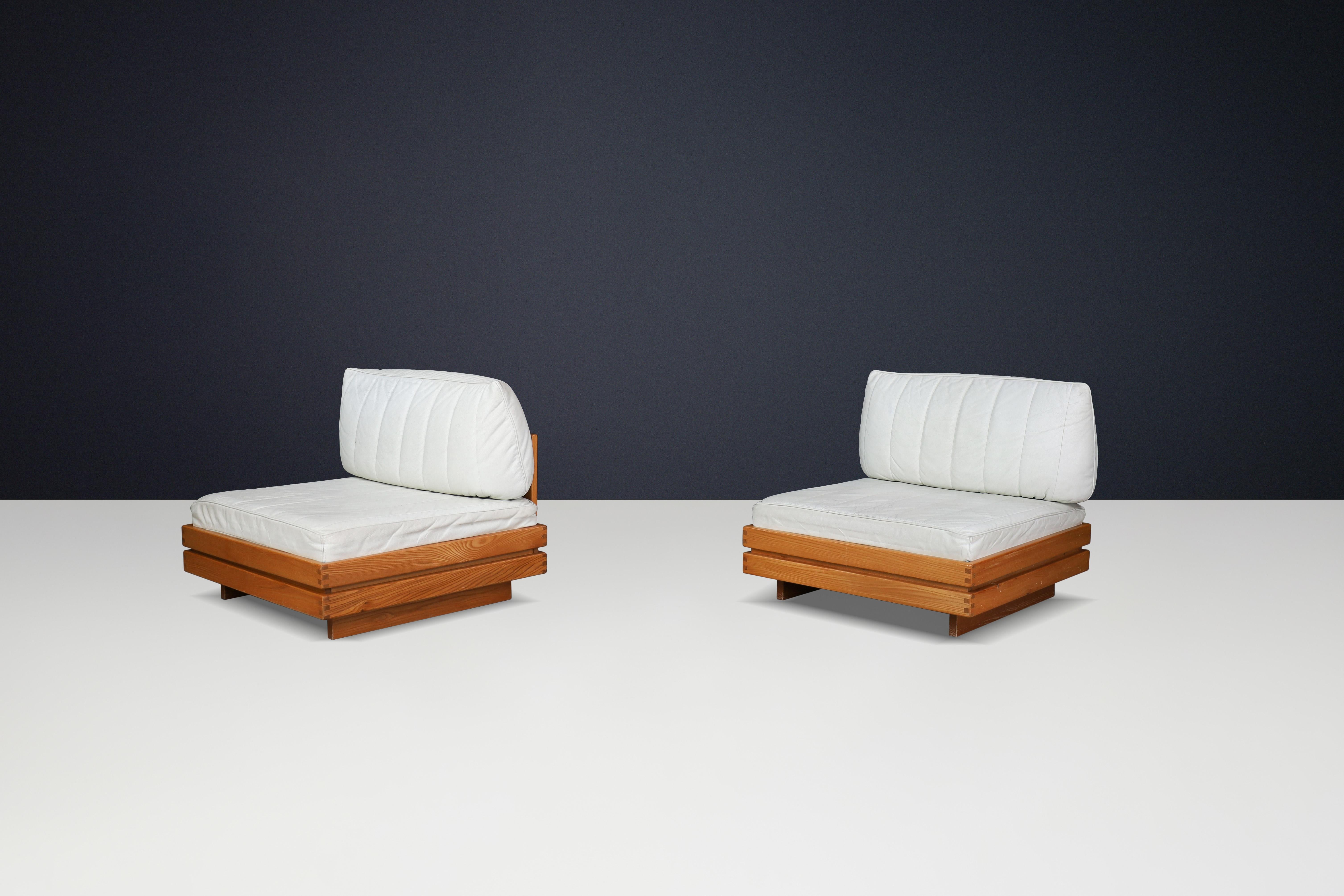 20th Century Maison Regain Sleek Lounge Chairs in Elm and Leather, France, 1970s For Sale
