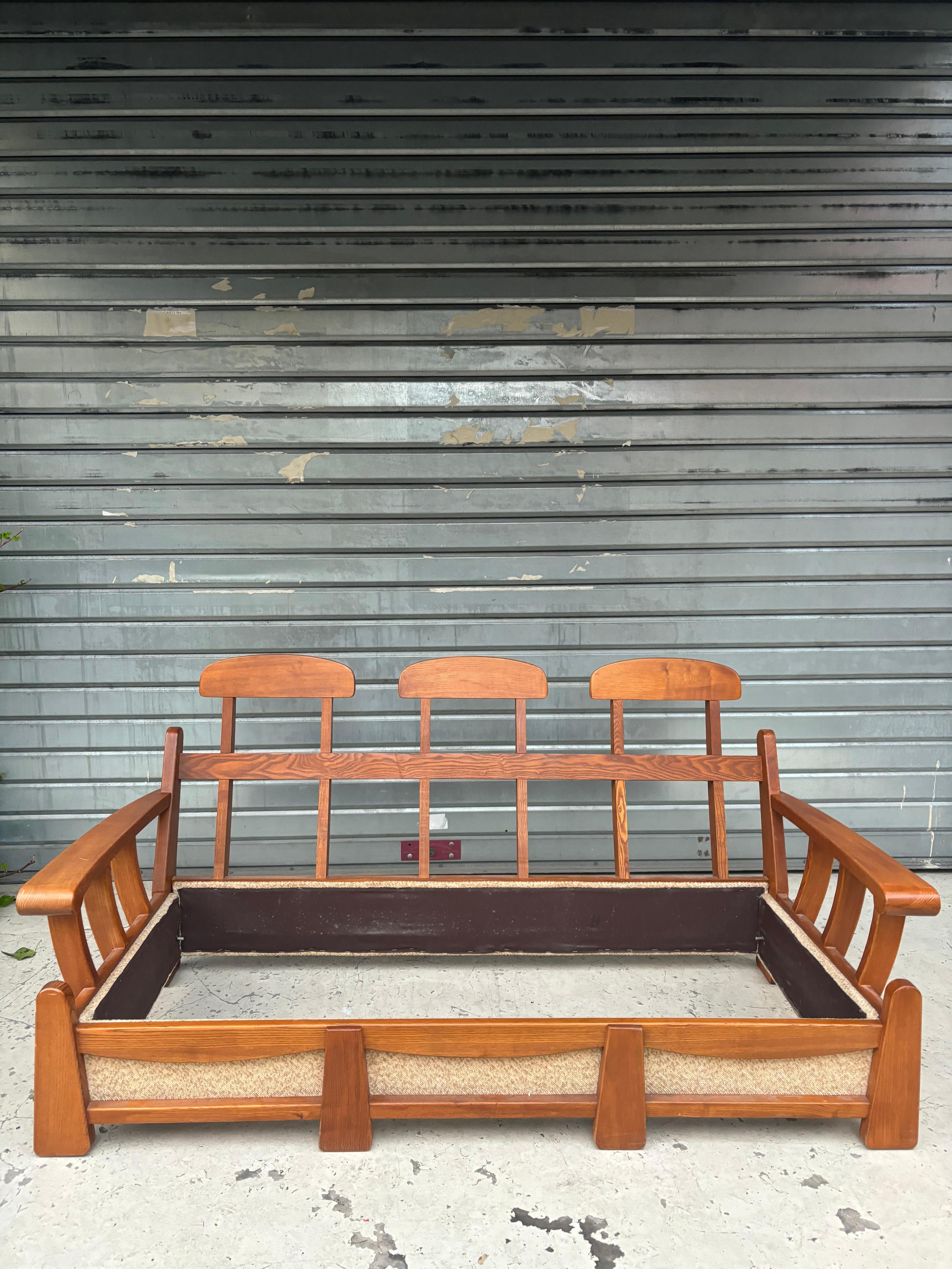 Jolie canapé par la Maison regain en orme massif, très jolie patine. 
À rétapisser. 