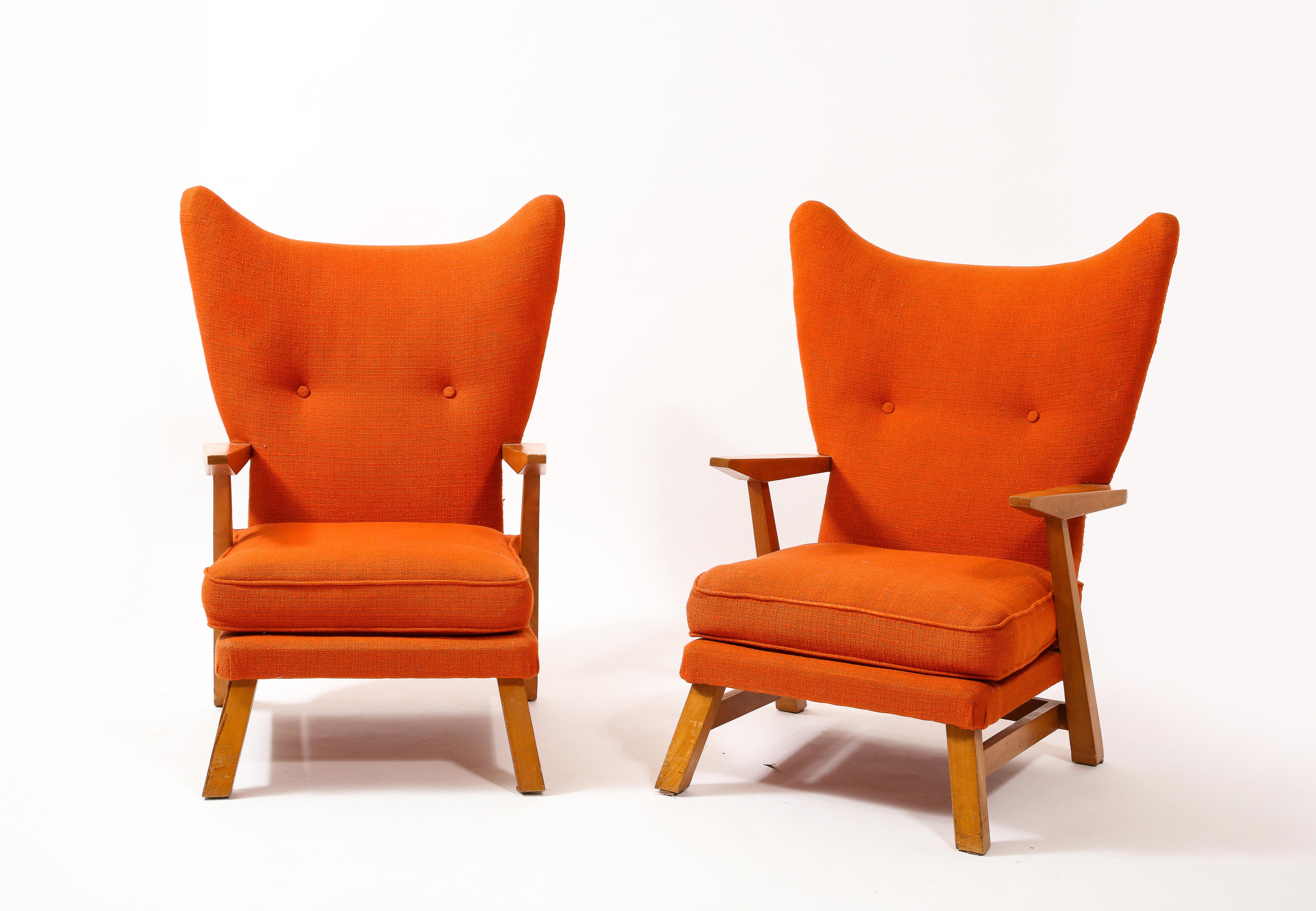 Grande paire de fauteuils à oreilles de Maison Regain en orme et tapisserie de laine d'origine. L'assiette est droite. Test d'assise encouragé. COM disponible sur demande.